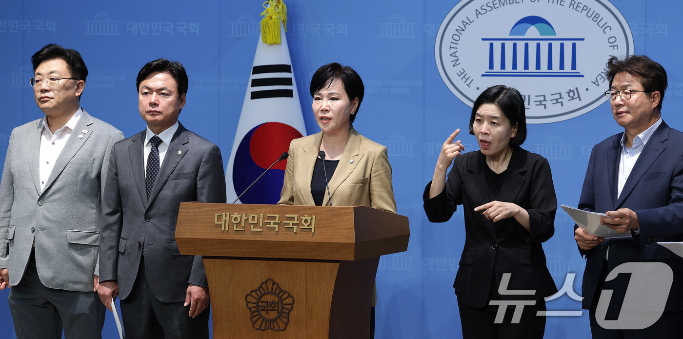 (서울=뉴스1) 신웅수 기자 = 전현희 위원장을 비롯한 더불어민주당 3대특검 대응 특별위원회 위원들이 10일 서울 여의도 국회 소통관에서 오세훈 서울시장의 불법 혐의를 수사할 것을 …