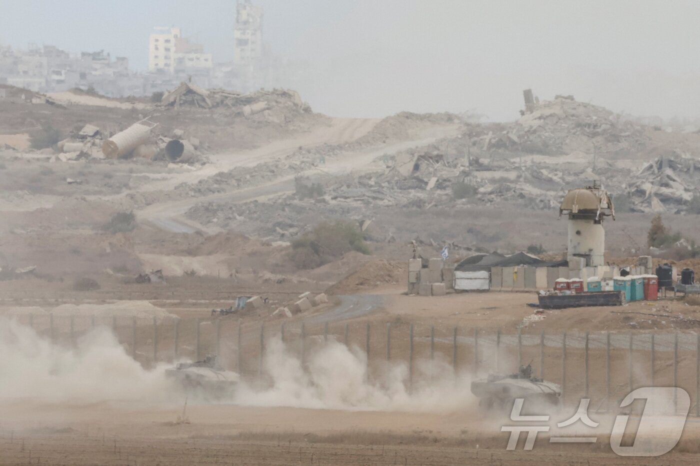 본문 이미지 - 이스라엘 측에서 도널드 트럼프 미국 대통령이 이스라엘과 하마스가 가자 휴전의 첫 번째 단계에 합의했다고 발표한 8일 이스라엘군 차량이 가자지구와의 국경 인근에서 기동하고 있다. 2025년 10월 9일. ⓒ 로이터=뉴스1 ⓒ News1 강민경 기자