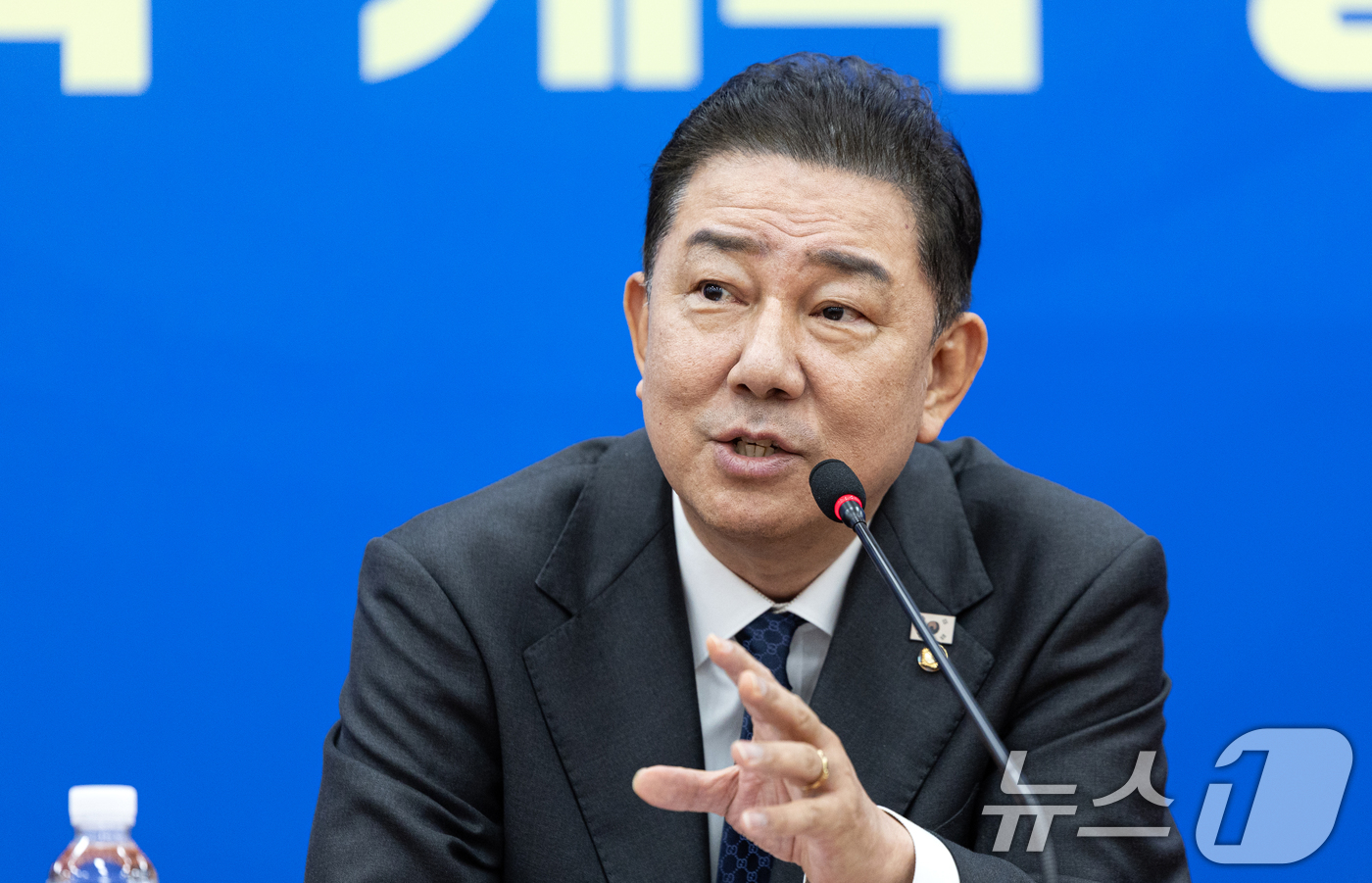 (서울=뉴스1) 이승배 기자 = 김병기 더불어민주당 원내대표가 10일 서울 여의도 국회에서 국정감사 증인채택 관련 브리핑을 하고 있다. 2025.10.10/뉴스1