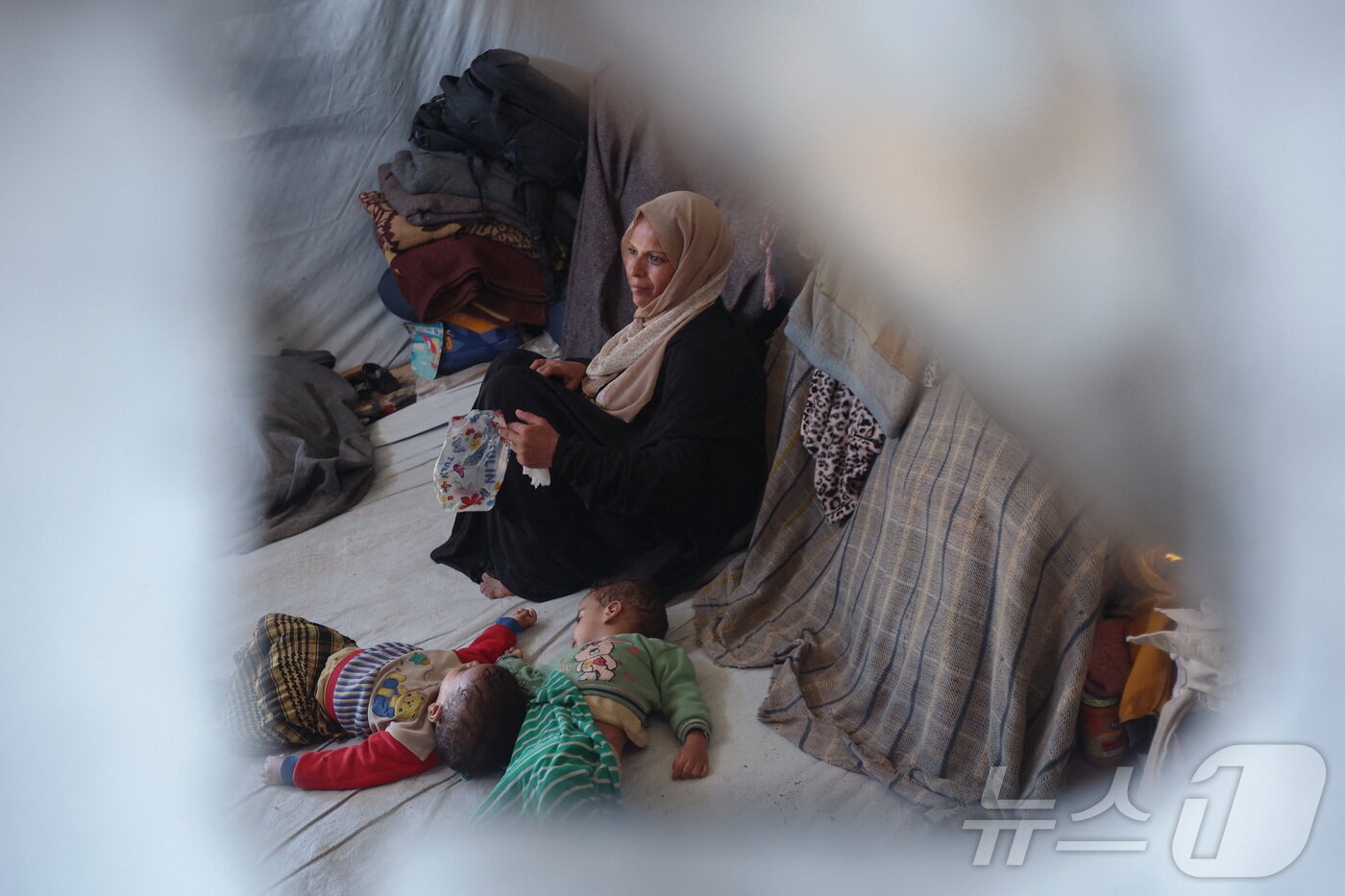 본문 이미지 - 9월 12일 칸유니스의 천막촌에서 생활하는 가자지구의 피란민들의 모습. 2025.9.12 ⓒ 로이터=뉴스1 ⓒ News1 강민경 기자