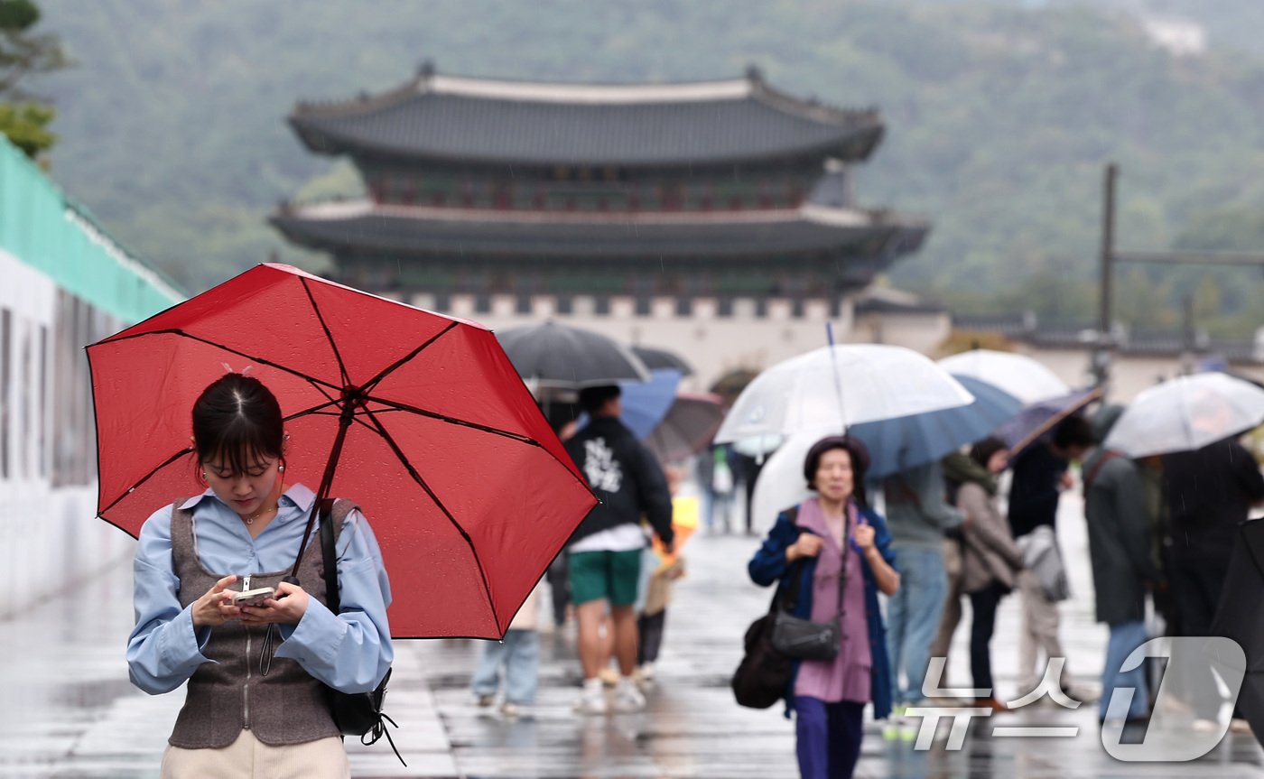 연휴 끝을 알리는 가을비 - 뉴스1