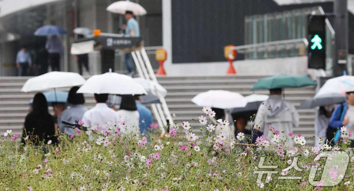 (수원=뉴스1) 김영운 기자 = 수도권 곳곳에 가을비가 내린 10일 경기 수원시 영통구 경기도청 인근에서 시민들이 우산을 쓰고 지나가고 있다. 2025.10.10/뉴스1
