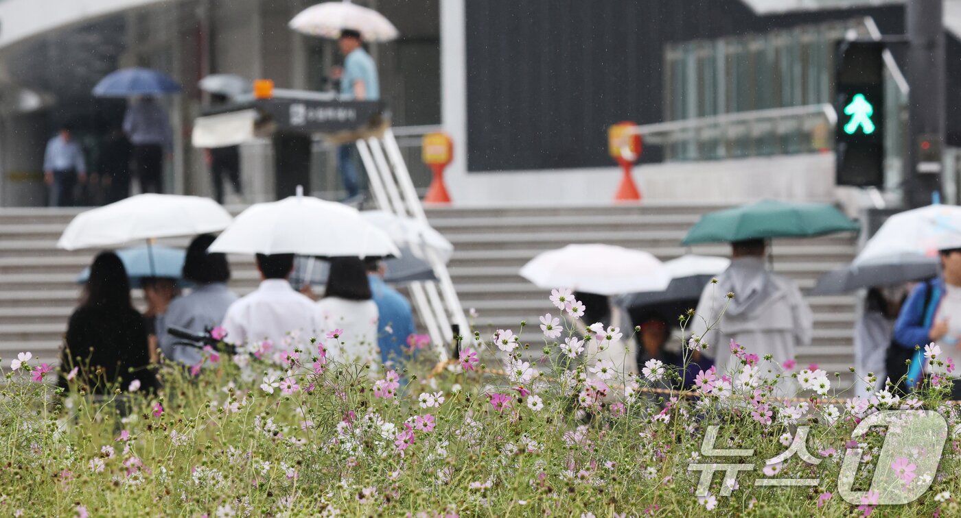 본문 이미지 - 수도권 곳곳에 가을비가 내린 10일 경기 수원시 영통구 경기도청 인근에서 시민들이 우산을 쓰고 지나가고 있다. 2025.10.10/뉴스1 ⓒ News1 김영운 기자