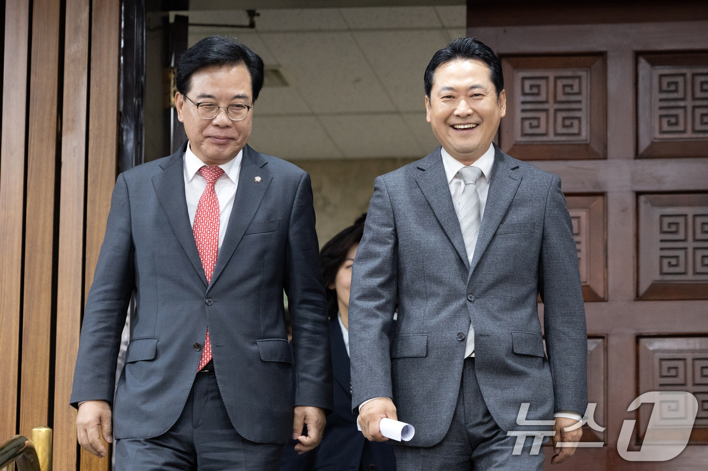 (서울=뉴스1) 이승배 기자 = 장동혁 국민의힘 대표가 10일 서울 여의도 국회에서 열린 '지방선거총괄기획단 임명장 수여식'에 참석하고 있다. 2025.10.10/뉴스1