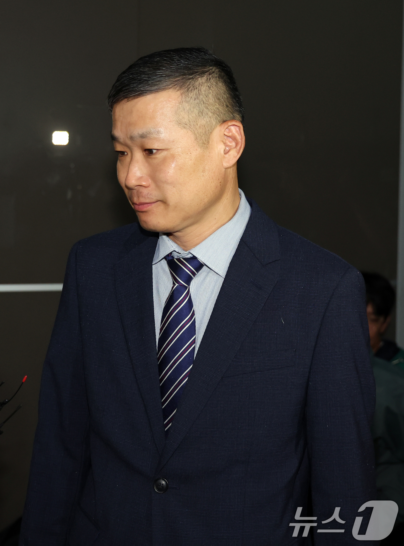 (서울=뉴스1) 김명섭 기자 = 김동혁 전 국방부 검찰단장이 10일 서울 서초구 해병대원 순직사건 관련 의혹을 수사하는 순직해병특검팀(특별검사 이명현)에 직권남용 혐의 피의자 신분 …