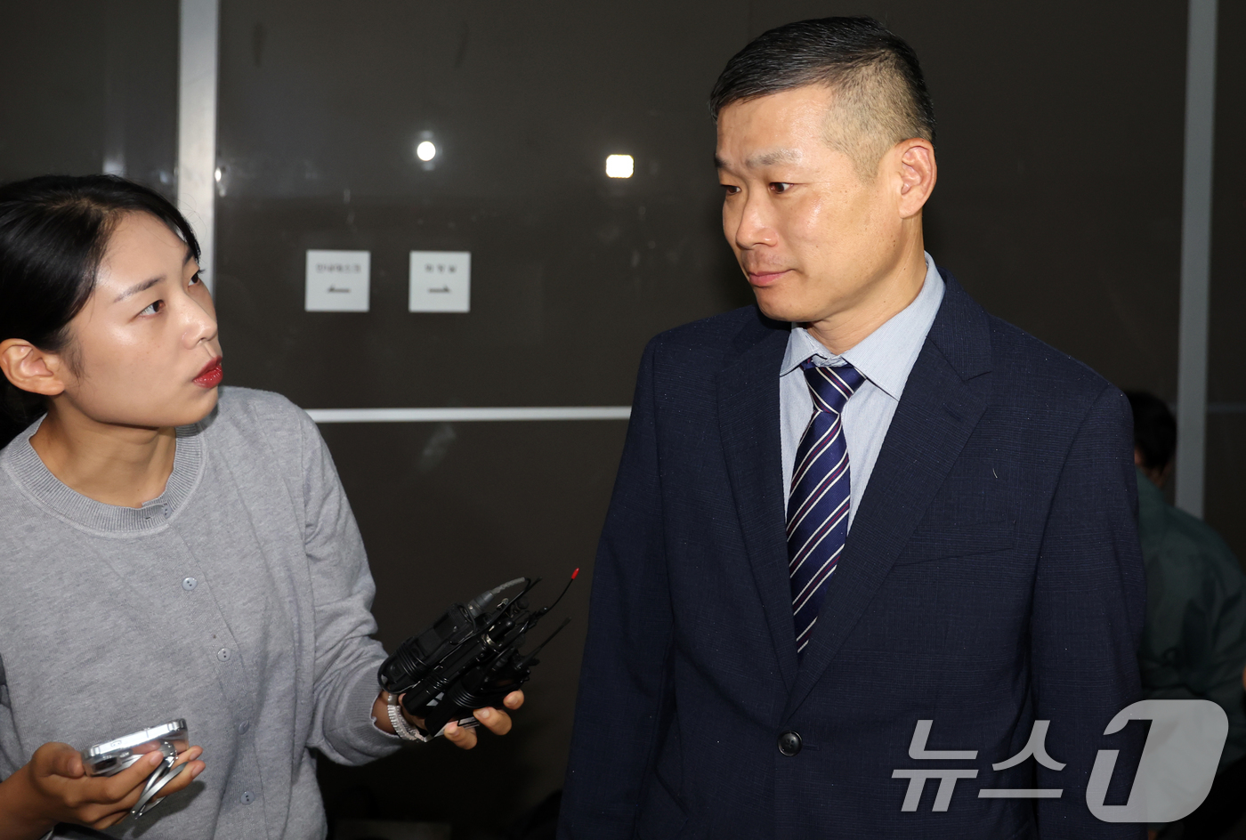 (서울=뉴스1) 김명섭 기자 = 김동혁 전 국방부 검찰단장이 10일 서울 서초구 해병대원 순직사건 관련 의혹을 수사하는 순직해병특검팀(특별검사 이명현)에 직권남용 혐의 피의자 신분 …