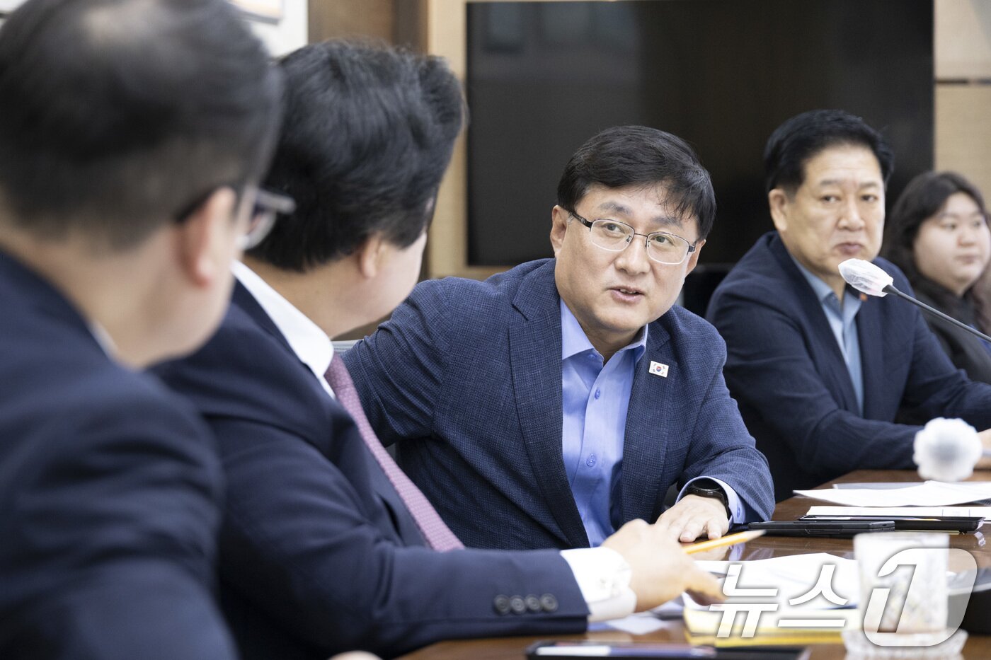 본문 이미지 - 김성환 기후에너지환경부 장관이 충남 태안군 한국서부발전 태안발전본부를 방문해 발전사 관계자들에게 석탄발전 폐지 관련 발언을 하고 있다. (기후에너지환경부 제공. 재판매 및 DB 금지) 2025.10.10/뉴스1