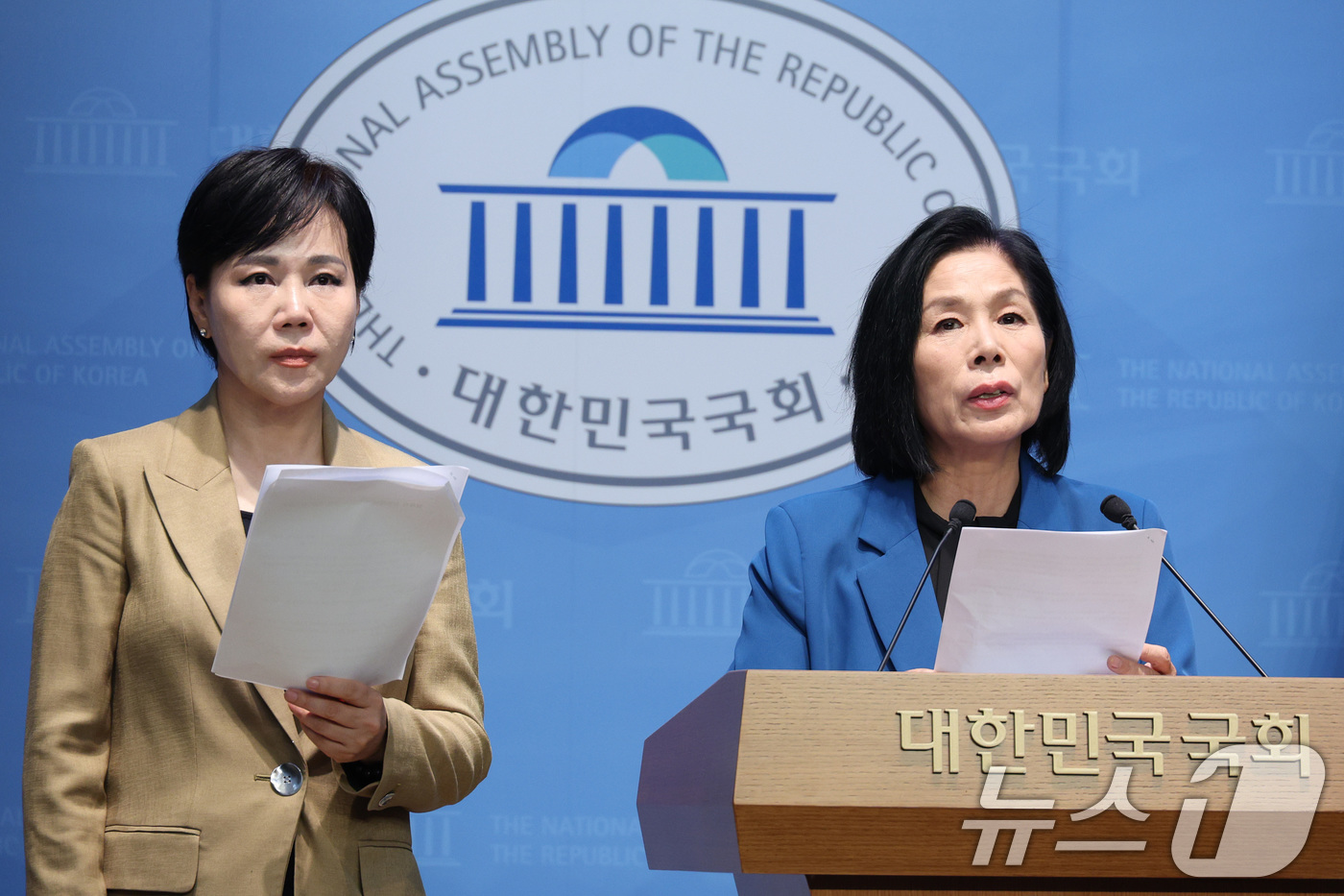 (서울=뉴스1) 신웅수 기자 = 최민희 더불어민주당 의원이 10일 서울 여의도 국회 소통관에서 법제처 유권해석 관련 기자회견을 하고 있다.윤석열 정부 당시 최민희 방송통신위원회 상 …