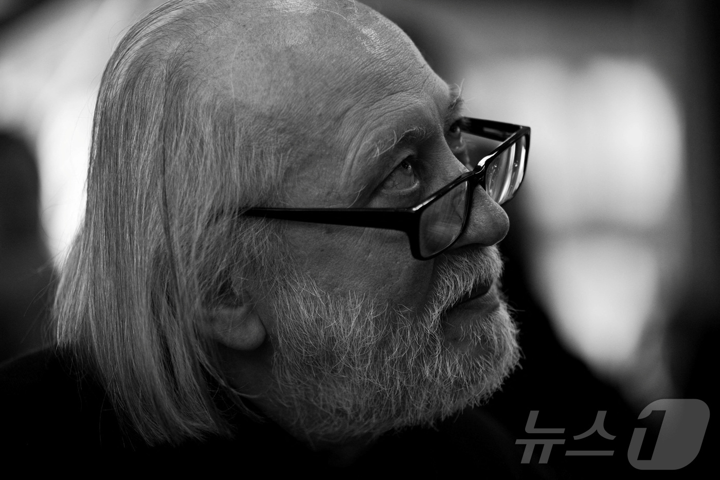 (로이터=뉴스1) 김진환 기자 = 헝가리 현대 문학의 거장 크러스너호르커이 라슬로(71)가 2025년 노벨 문학상을 수상했다.스웨덴 한림원은 9일(현지시간) 크러스너호르커이 라슬로 …