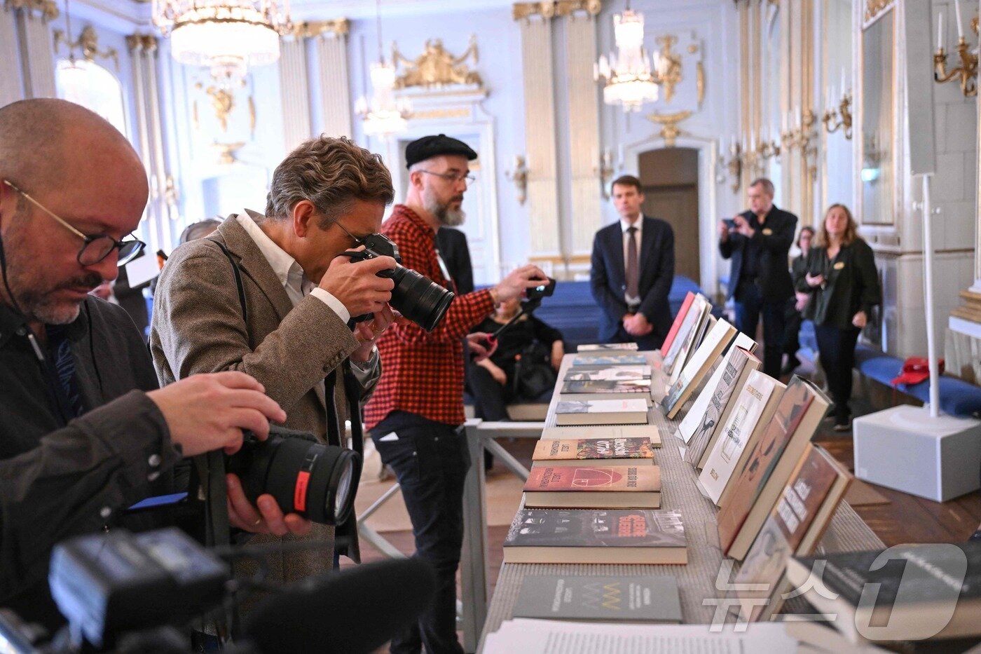 본문 이미지 - 9일&#40;현지시간&#41; 스웨덴 스톡홀름의 스웨덴 아카데미에서 사진기자들이 2025년 노벨 문학상을 수상한 헝가리 작가 크러스너호르커이 라슬로의 책 사진을 찍고 있다. ⓒ AFP=뉴스1 ⓒ News1 김진환 기자