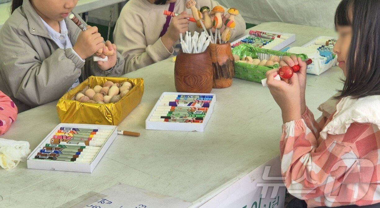 본문 이미지 - 10일 강원 양양군 남대천 일대에서 개막한 양양송이축제장에서 방문객들이 부스에서 체험을 즐기고 있다. 2025.10.10/뉴스1  ⓒ News1 윤왕근 기자