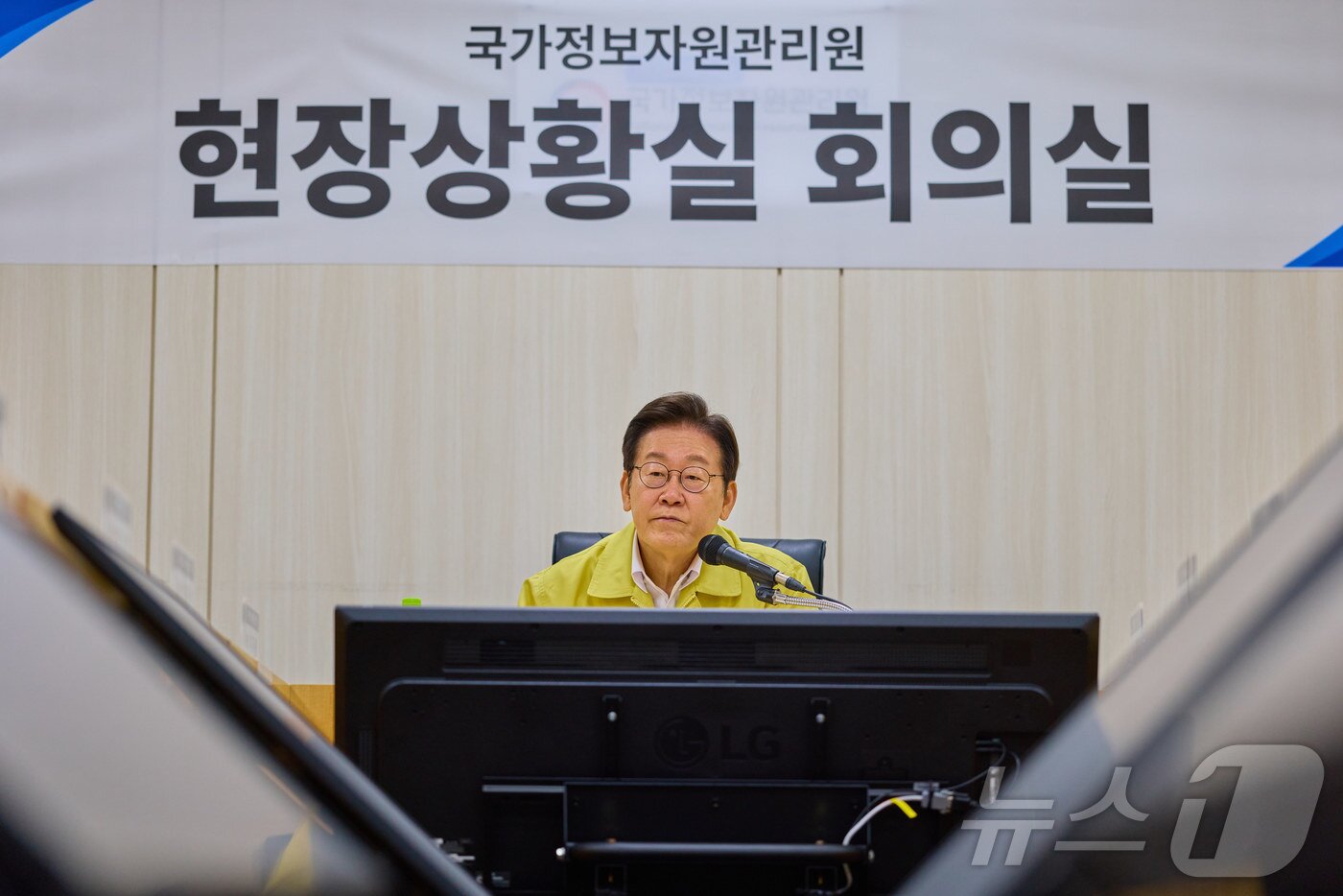 본문 이미지 - 이재명 대통령이 10일 대전 유성구 국가정보자원관리원 현장상황실에서 열린 간담회에서 발언을 하고 있다. &#40;대통령실 제공. 재판매 및 DB 금지&#41; 2025.10.10/뉴스1 ⓒ News1 이재명 기자