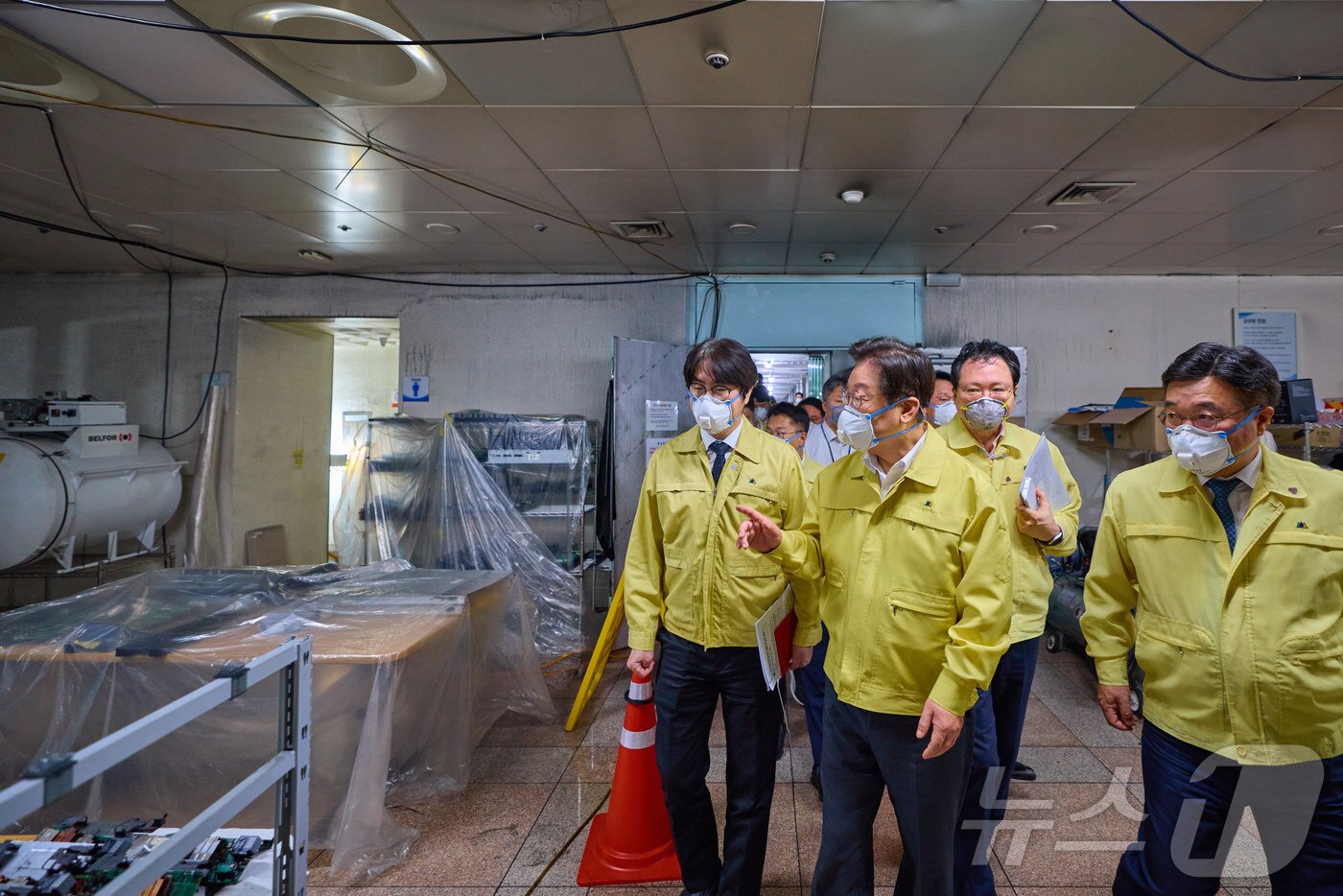 본문 이미지 - 이재명 대통령이 10일 대전 유성구 국가정보자원관리원 화재 현장을 살펴보고 있다. &#40;대통령실 제공. 재판매 및 DB 금지&#41; 2025.10.10/뉴스1 ⓒ News1 이재명 기자