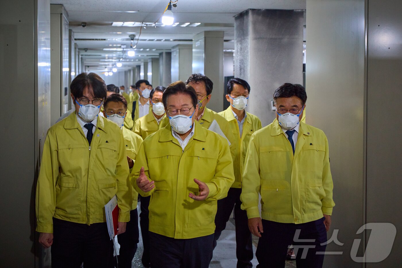 본문 이미지 - 이재명 대통령이 10일 대전 유성구 국가정보자원관리원 화재 현장을 살펴보고 있다. &#40;대통령실 제공. 재판매 및 DB 금지&#41; 2025.10.10/뉴스1 ⓒ News1 이재명 기자