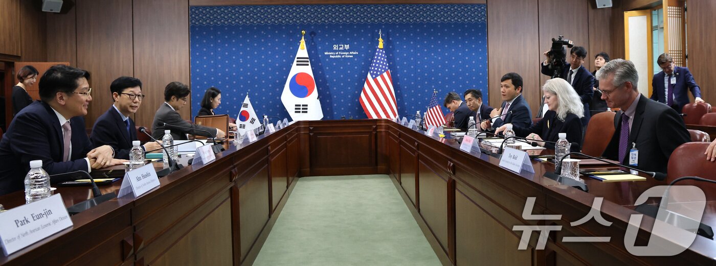 본문 이미지 - 박윤주 외교부 1차관이 10일 오후 서울 종로구 외교부 청사에서 앨리슨 후커&#40;Allison Hooker&#41; 미국 국무부 정무차관과 한미 외교차관 전략대화를 하고 있다. 2025.10.10/뉴스1 ⓒ News1 임세영 기자