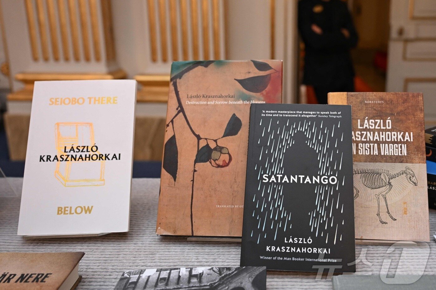 본문 이미지 - 2025년 노벨문학상 수상자인 헝가리 작가 크러스너호르커이 라슬로의 저서들이 9일&#40;현지시간&#41; 스웨덴 스톡홀름의 스웨덴 아카데미에 전시되어 있다. ⓒ AFP=뉴스1 ⓒ News1 김진환 기자