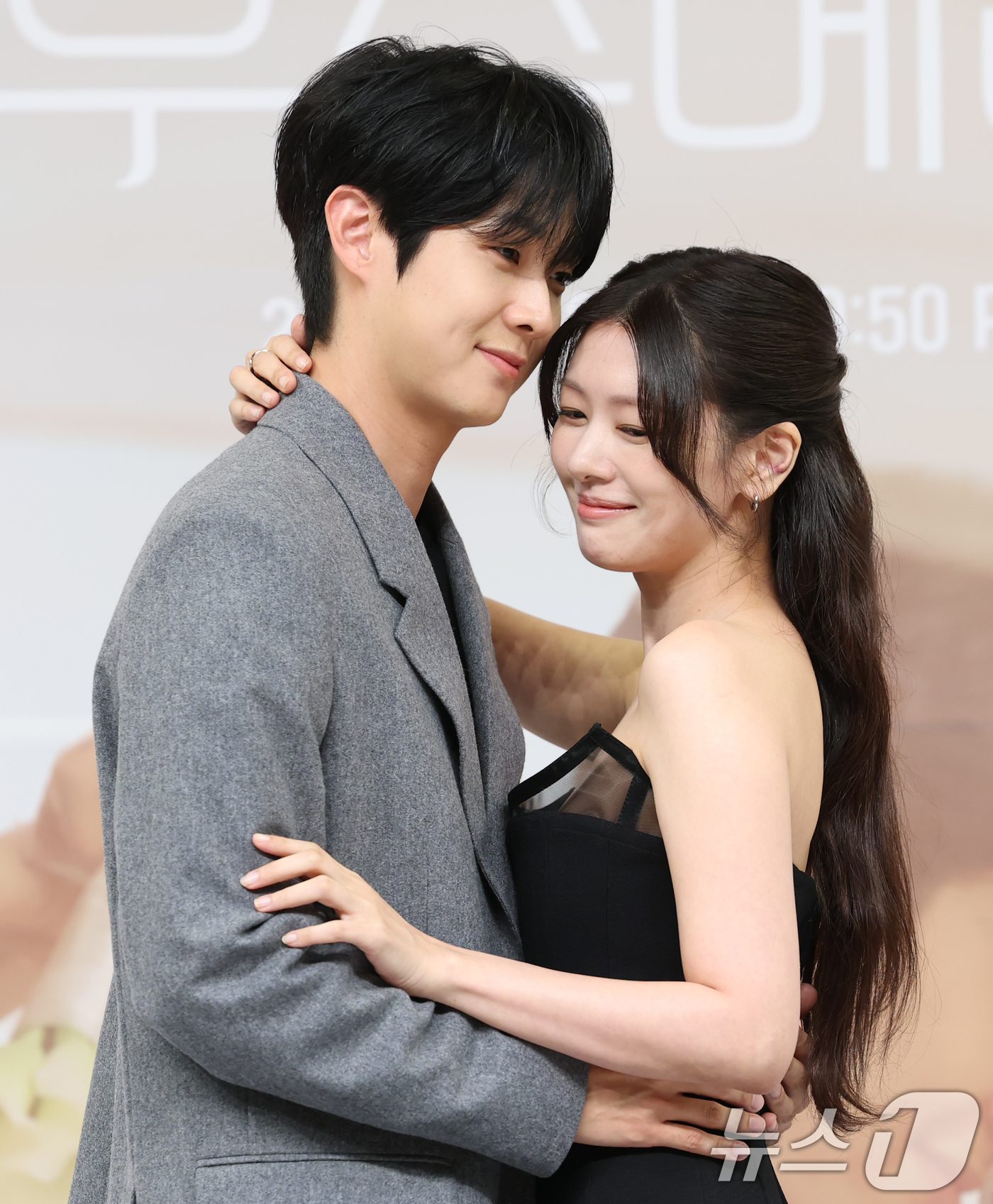 (서울=뉴스1) 권현진 기자 = 배우 최우식과 정소민(오른쪽)이 10일 서울 양천구 목동 SBS에서 열린 금토 드라마 ‘우주메리미’의 제작발표회에 참석해 포즈를 취하고 있다.‘우주 …