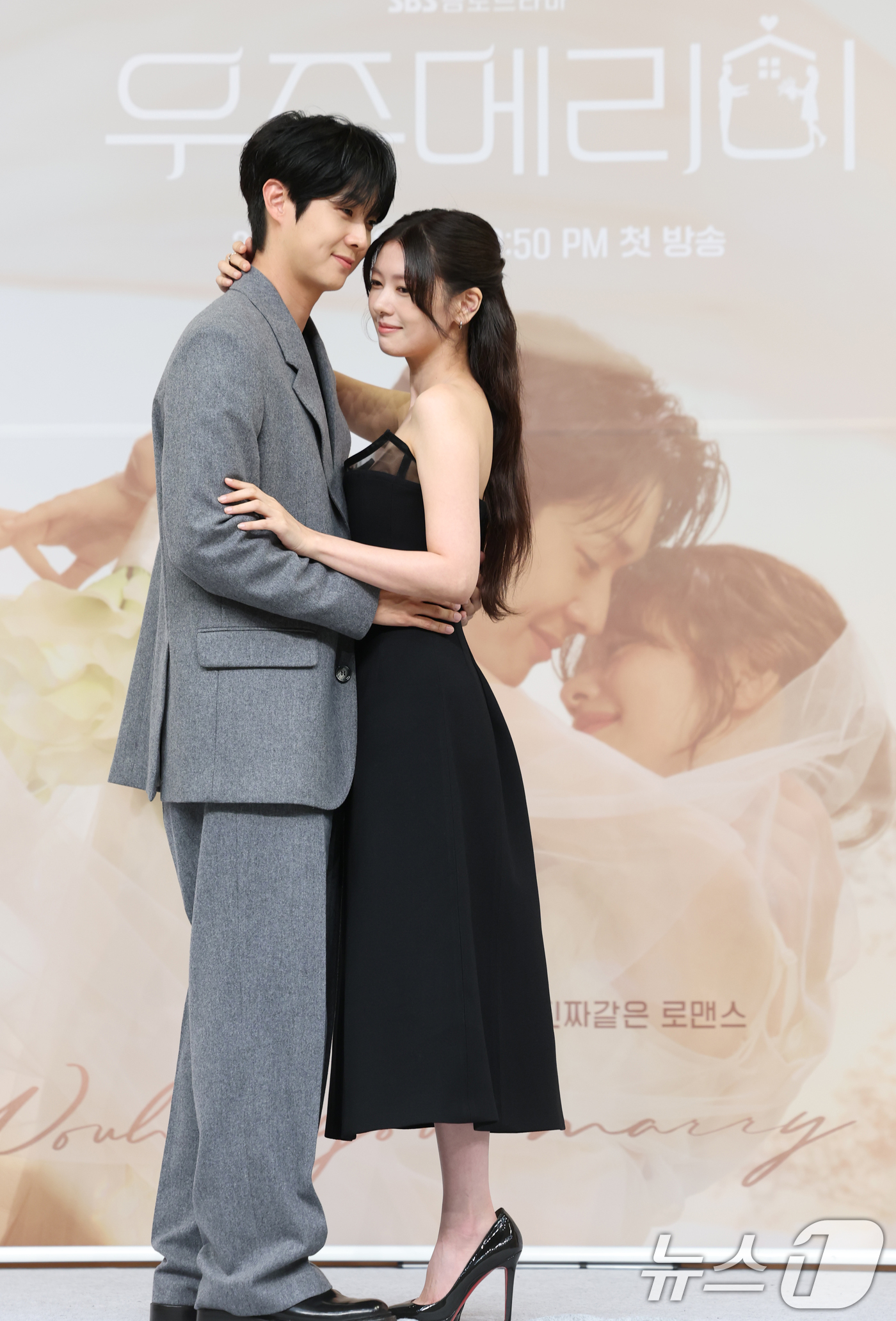 (서울=뉴스1) 권현진 기자 = 배우 최우식과 정소민(오른쪽)이 10일 서울 양천구 목동 SBS에서 열린 금토 드라마 ‘우주메리미’의 제작발표회에 참석해 포즈를 취하고 있다.‘우주 …