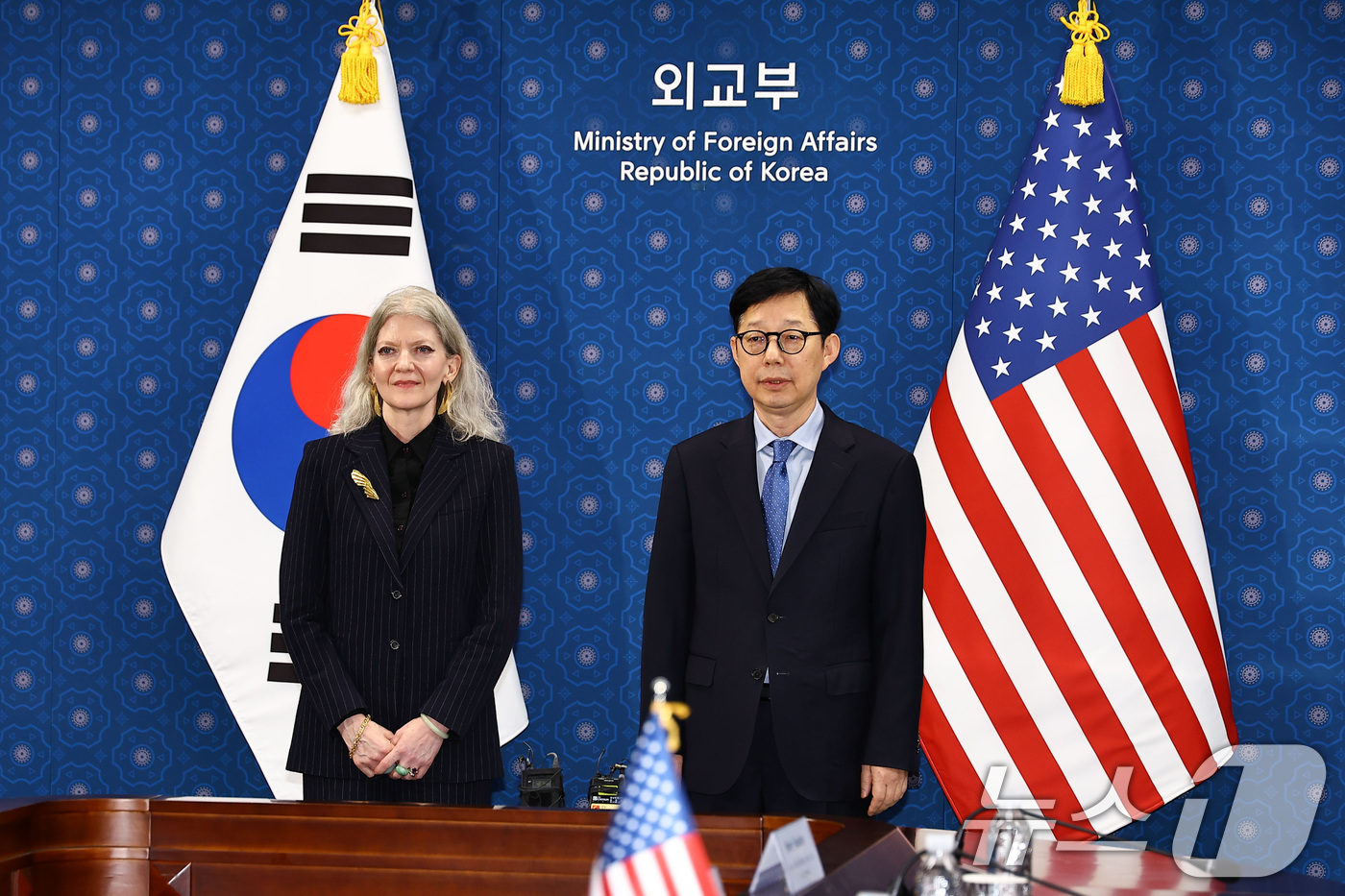 (서울=뉴스1) 임세영 기자 = 박윤주 외교부 1차관(오른쪽)과 앨리슨 후커 미 국무부 정무차관이 10일 서울 종로구 외교부 청사에서 열린 '한·미 외교차관 전략대화'에 앞서 기념 …