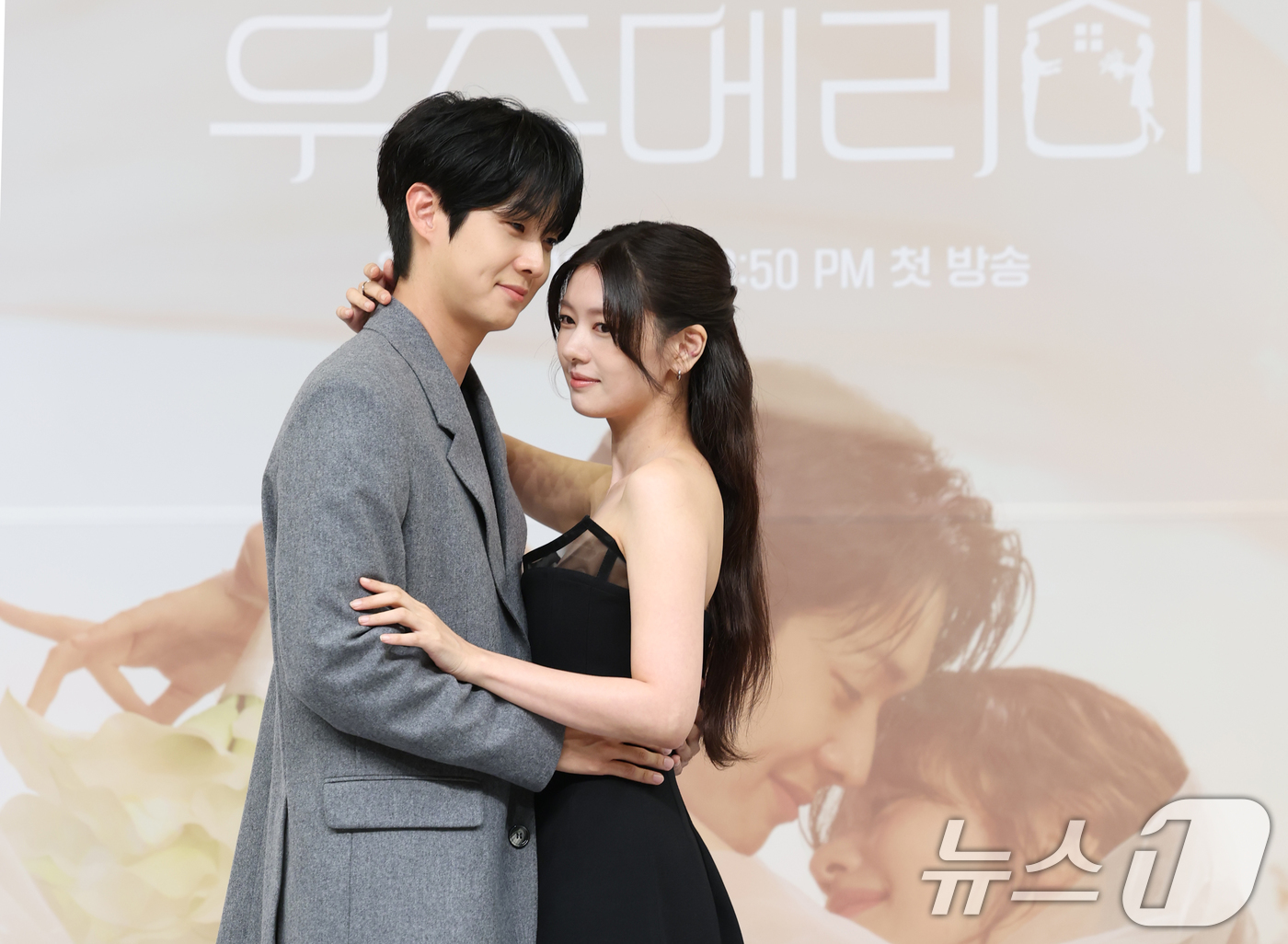 (서울=뉴스1) 권현진 기자 = 배우 최우식과 정소민(오른쪽)이 10일 서울 양천구 목동 SBS에서 열린 금토 드라마 ‘우주메리미’의 제작발표회에 참석해 포즈를 취하고 있다.‘우주 …