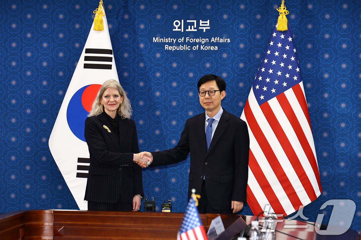 (서울=뉴스1) 임세영 기자 = 박윤주 외교부 1차관(오른쪽)과 앨리슨 후커 미 국무부 정무차관이 10일 서울 종로구 외교부 청사에서 열린 '한·미 외교차관 전략대화'에 앞서 기념 …