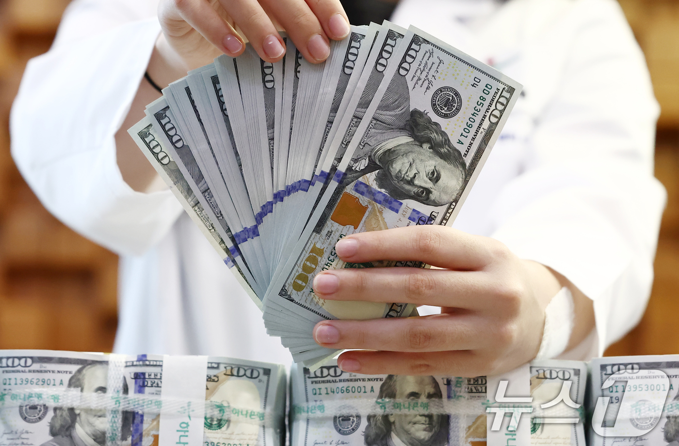 (서울=뉴스1) 김민지 기자 = 지난달 우리나라의 외환보유액이 4개월 연속 늘어나면서 4200억 달러 선을 회복했다.10일 한국은행에 따르면 9월 말 기준 외환보유액은 4220억 …