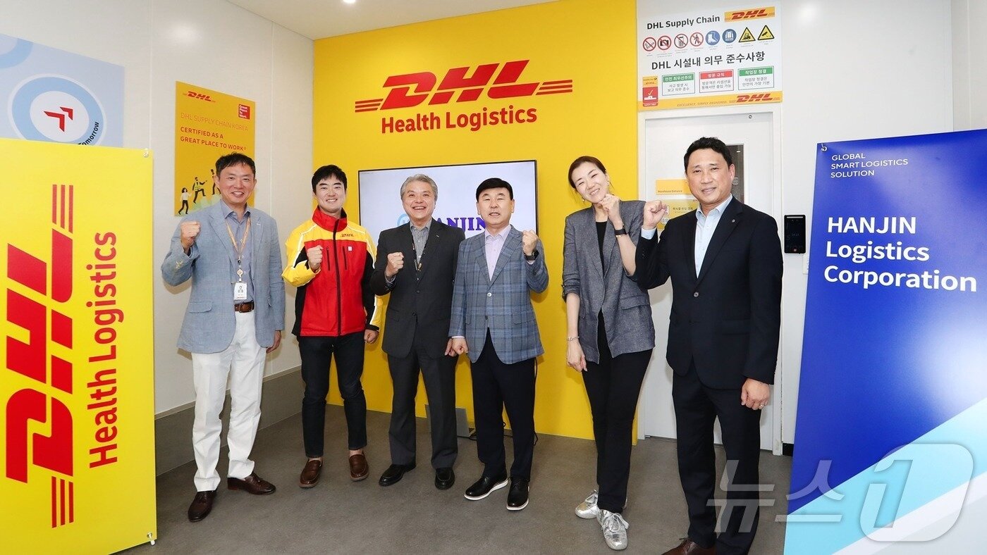 본문 이미지 - 한진과 DHL서플라이체인 코리아가 국내 공동 물류센터 개소식을 열었다. 왼쪽부터 DHL서플라이체인 코리아 한동원 상무, 세 번째 DHL서플라이체인 코리아 에드먼드 슝 대표이사, 노삼석 한진 대표이사 사장, 조현민 한진 사장 &#40;한진 제공&#41;