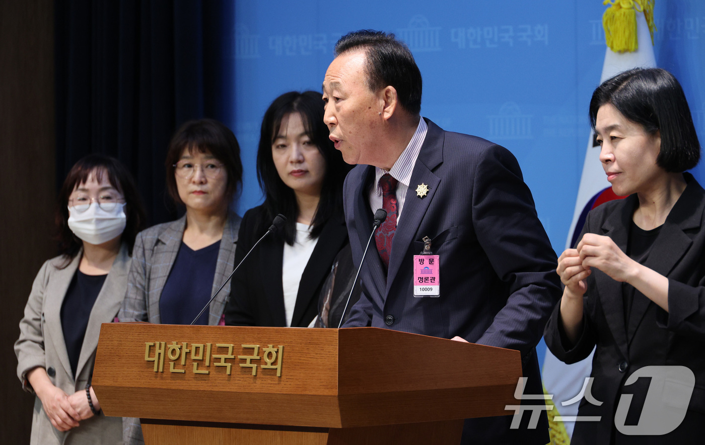 (서울=뉴스1) 신웅수 기자 = 신상도 한국불교 태고종 전국신도회장이 10일 서울 여의도 국회 소통관에서 더불어민주당 서울시장 경선 개입 의혹과 관련해 진종오 국민의힘 의원의 사과 …