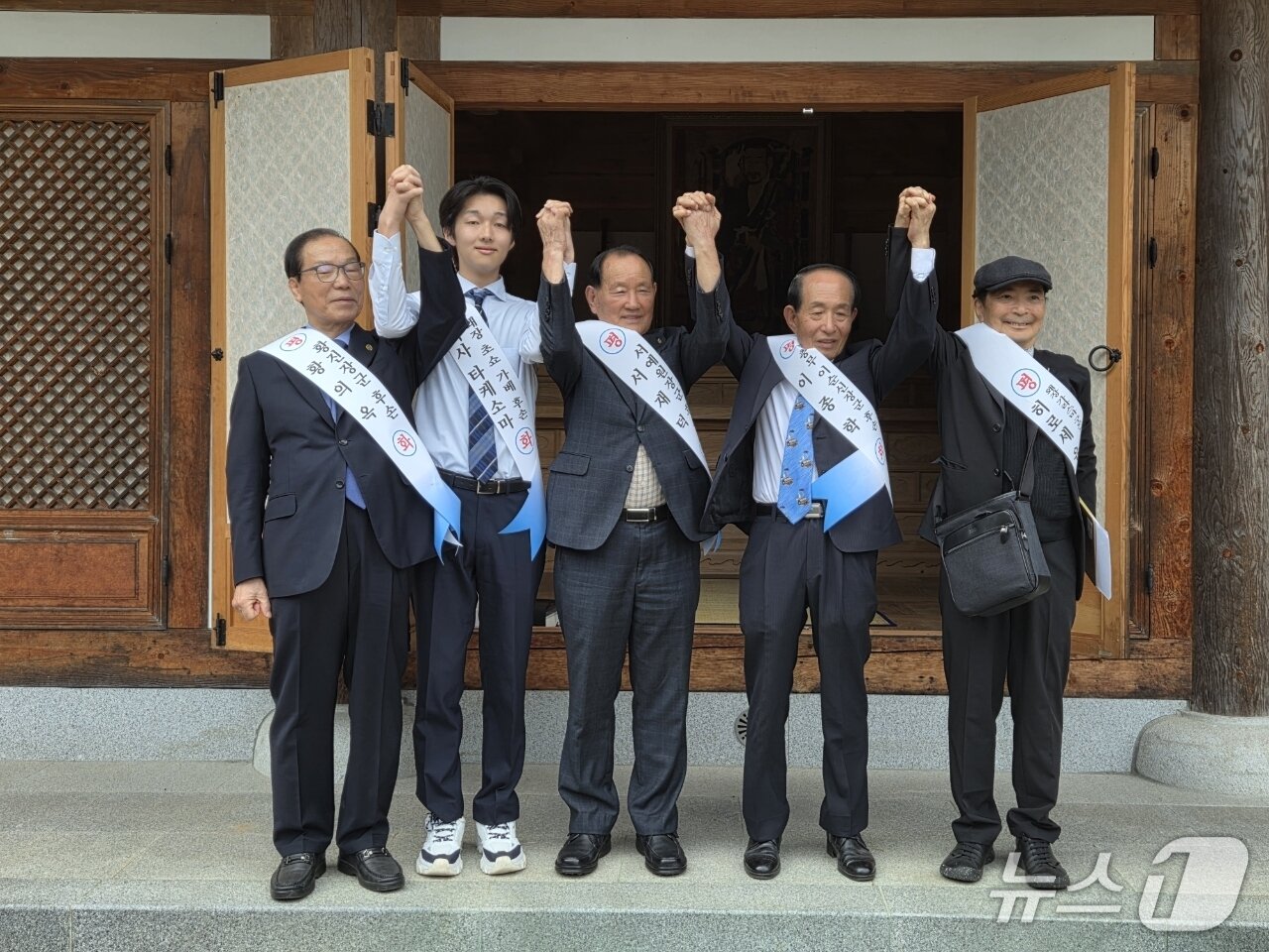 본문 이미지 - 10일 임진왜란에 참전한 왜장의 17대 후손 히사다케 소마씨, 히로세 유이치씨와 진주성 전투에서 숨진 서예원 진주 목사의 후손 등이 손을 맞잡고 있다./뉴스1 장인수 기자