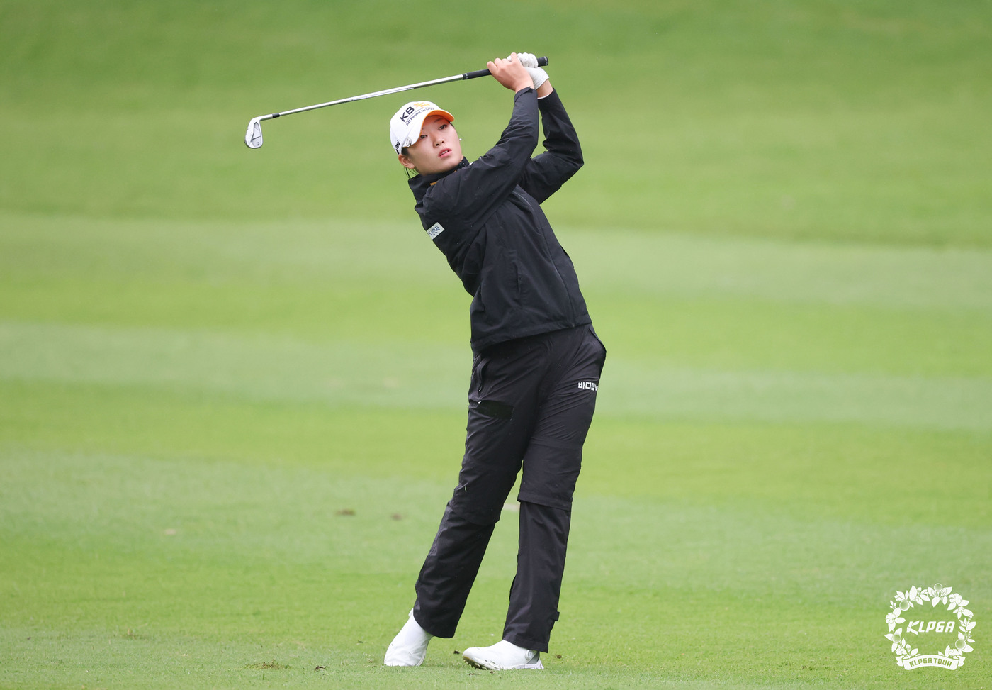 (서울=뉴스1) = 방신실이 10일 경기 용인 88CC에서 열린 'K-FOOD 놀부 화미 마스터즈' 1라운드 1번홀에서 아이언샷을 하고 있다. (KLPGA 제공. 재판매 및 DB …