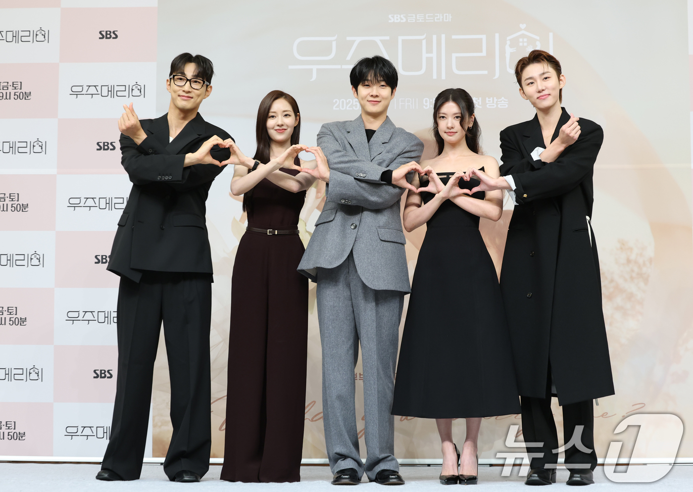 (서울=뉴스1) 권현진 기자 = 배우 배나라(왼쪽부터)와 신슬기, 최우식, 정소민, 서범준이 10일 서울 양천구 목동 SBS에서 열린 금토 드라마 ‘우주메리미’의 제작발표회에 참석 …