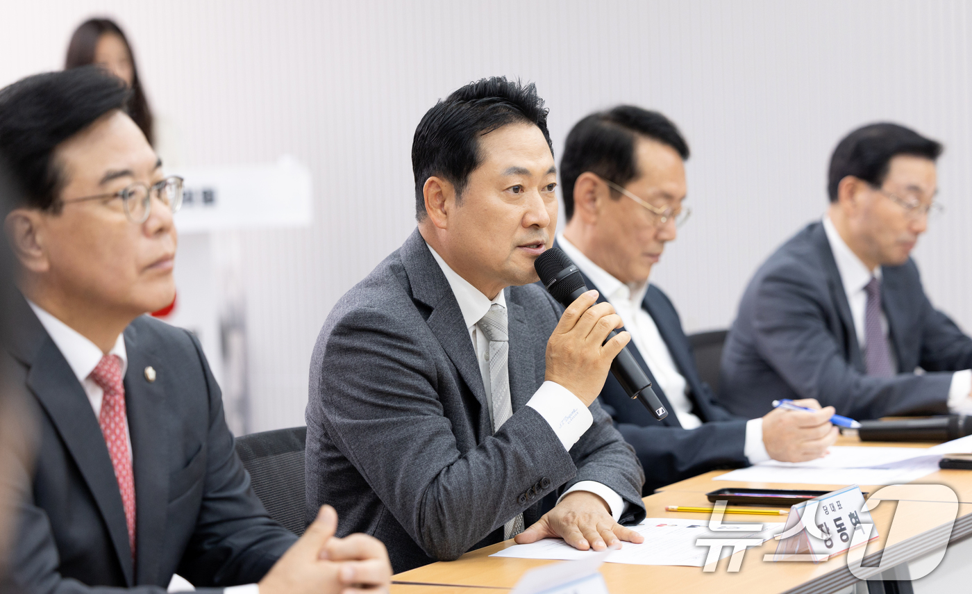 (서울=뉴스1) 이승배 기자 = 장동혁 국민의힘 대표가 10일 서울 여의도 중앙당사에서 열린 전국 시도당위원장 간담회에서 모두발언하고 있다. 2025.10.10/뉴스1