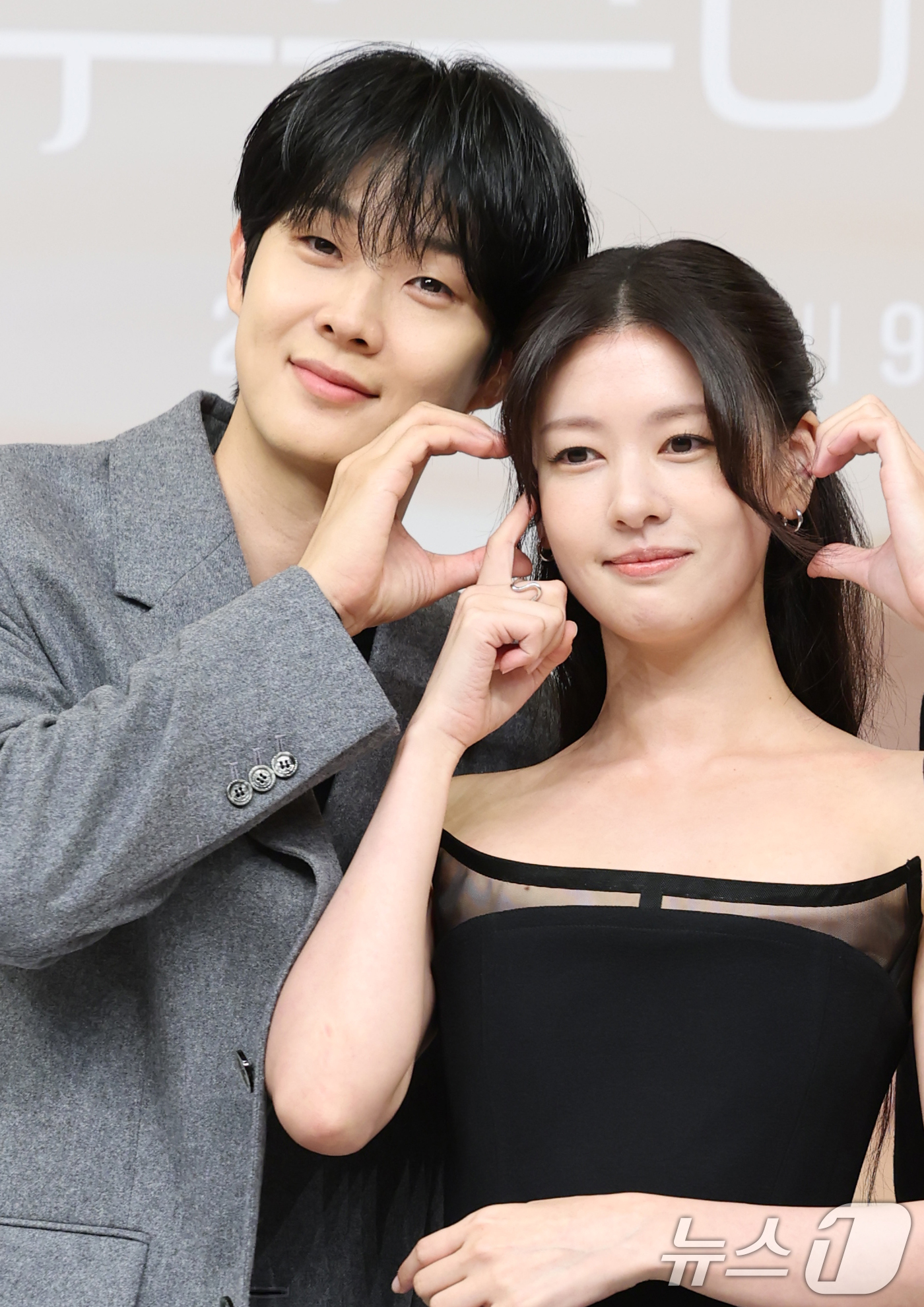 (서울=뉴스1) 권현진 기자 = 배우 최우식과 정소민(오른쪽)이 10일 서울 양천구 목동 SBS에서 열린 금토 드라마 ‘우주메리미’의 제작발표회에 참석해 포즈를 취하고 있다.‘우주 …