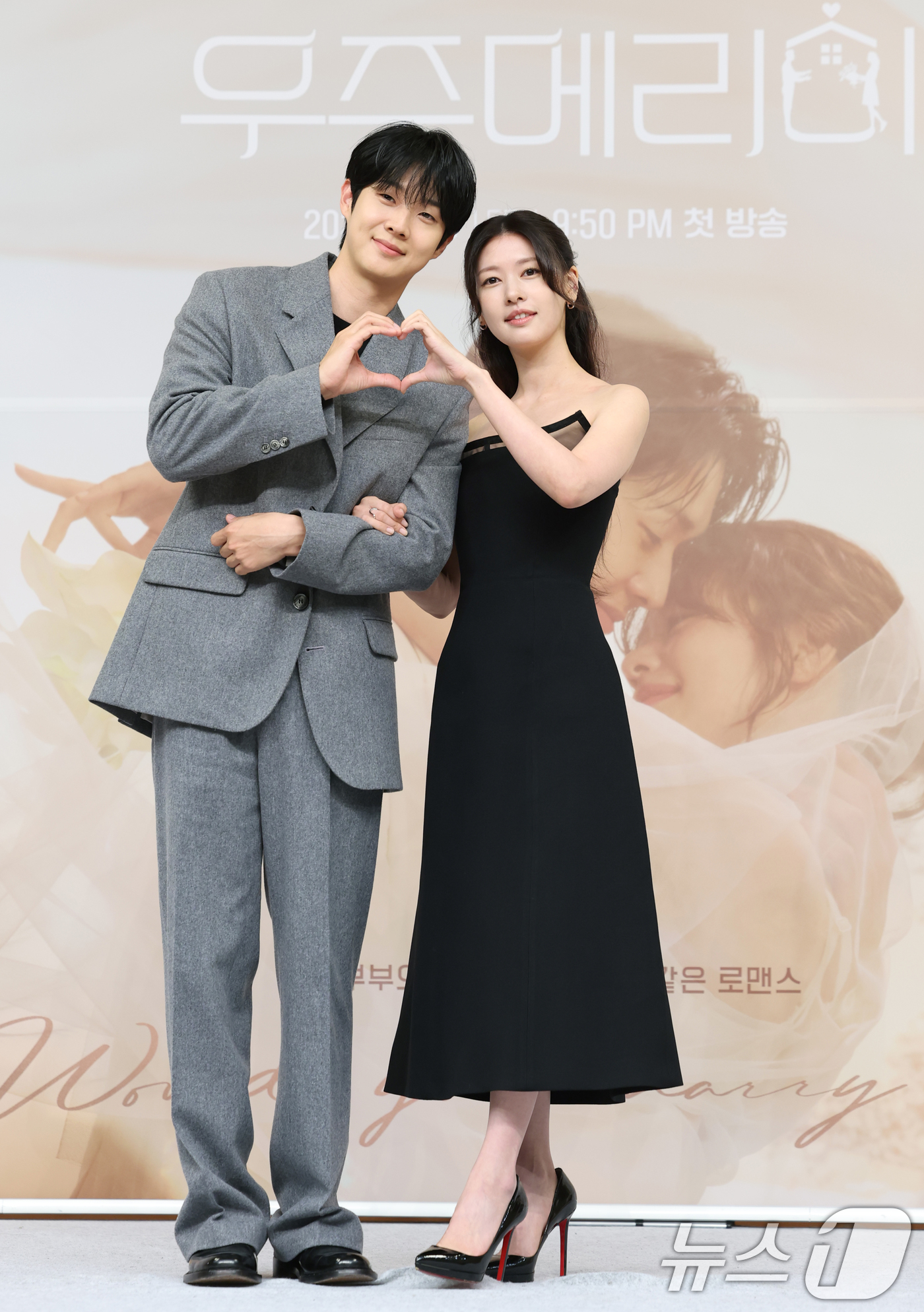 (서울=뉴스1) 권현진 기자 = 배우 최우식과 정소민(오른쪽)이 10일 서울 양천구 목동 SBS에서 열린 금토 드라마 ‘우주메리미’의 제작발표회에 참석해 포즈를 취하고 있다.‘우주 …