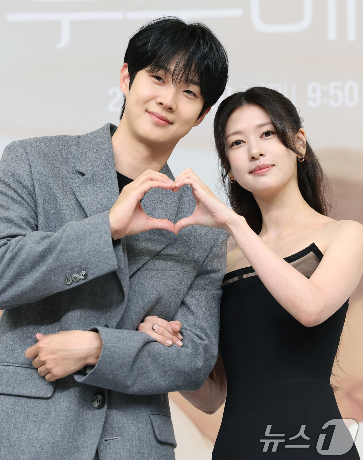 (서울=뉴스1) 권현진 기자 = 배우 최우식과 정소민(오른쪽)이 10일 서울 양천구 목동 SBS에서 열린 금토 드라마 ‘우주메리미’의 제작발표회에 참석해 포즈를 취하고 있다.‘우주 …