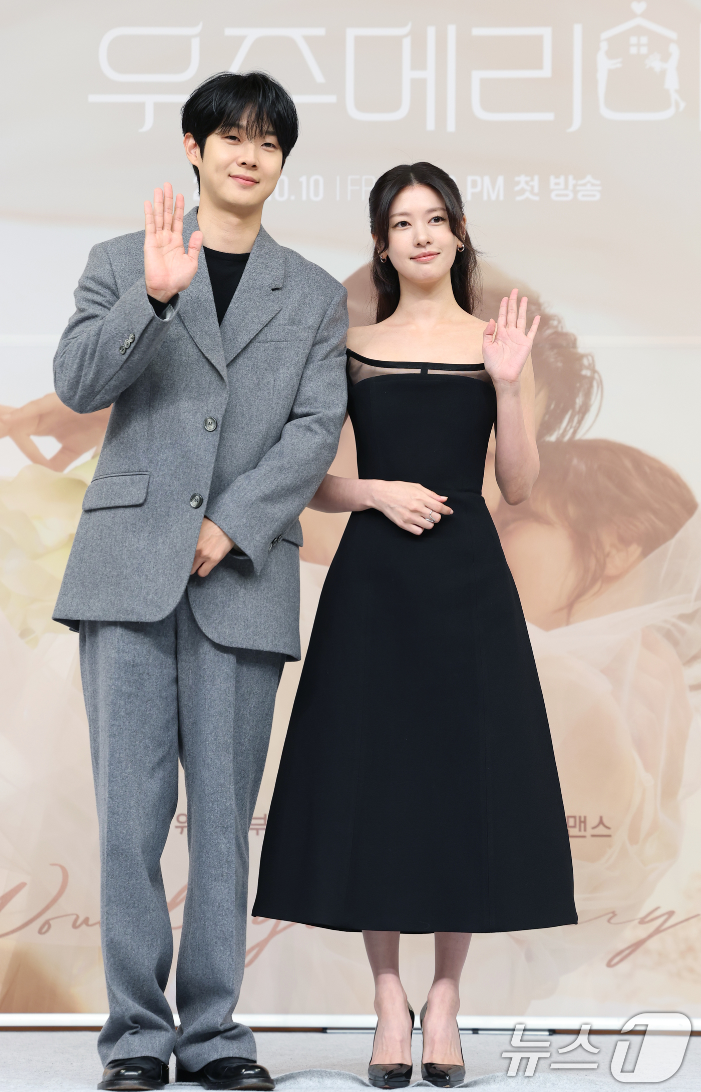 (서울=뉴스1) 권현진 기자 = 배우 최우식과 정소민(오른쪽)이 10일 서울 양천구 목동 SBS에서 열린 금토 드라마 ‘우주메리미’의 제작발표회에 참석해 포즈를 취하고 있다.‘우주 …