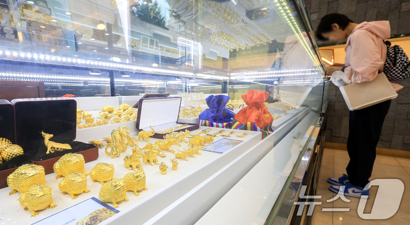 (서울=뉴스1) 이호윤 기자 = 금값 상승세가 이어진 가운데 10일 서울 종로구 한국금거래소에서 손님이 금을 살펴보고 있다. 2025.10.10/뉴스1