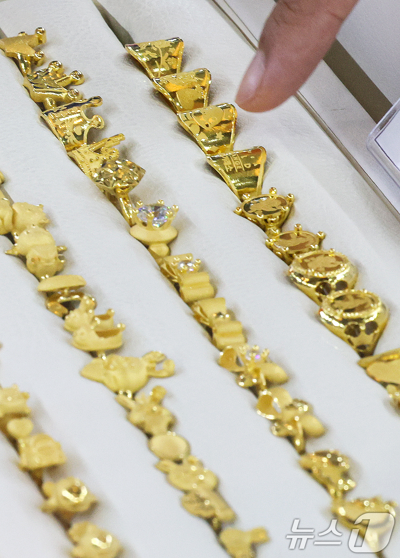 (서울=뉴스1) 이호윤 기자 = 금값 상승세가 이어진 가운데 10일 서울 종로구 한국금거래소에서 관계자가 금 제품을 정리하고 있다. 2025.10.10/뉴스1