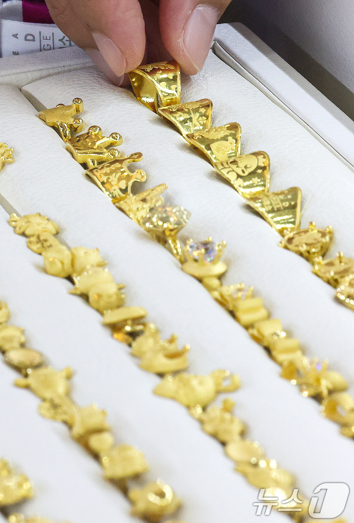 (서울=뉴스1) 이호윤 기자 = 금값 상승세가 이어진 가운데 10일 서울 종로구 한국금거래소에서 관계자가 금 제품을 정리하고 있다. 2025.10.10/뉴스1