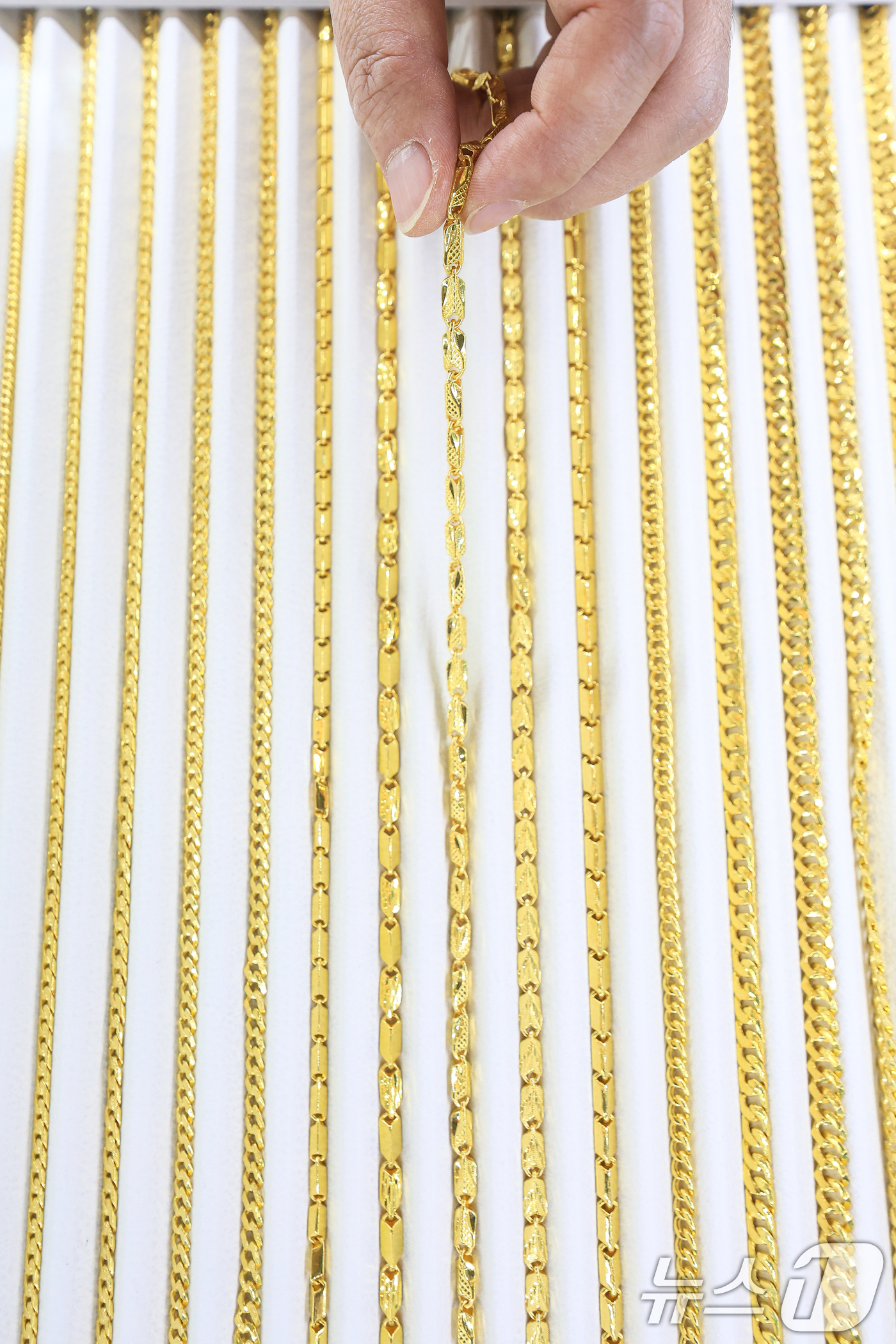 (서울=뉴스1) 이호윤 기자 = 금값 상승세가 이어진 가운데 10일 서울 종로구 한국금거래소에서 관계자가 금 제품을 정리하고 있다. 2025.10.10/뉴스1