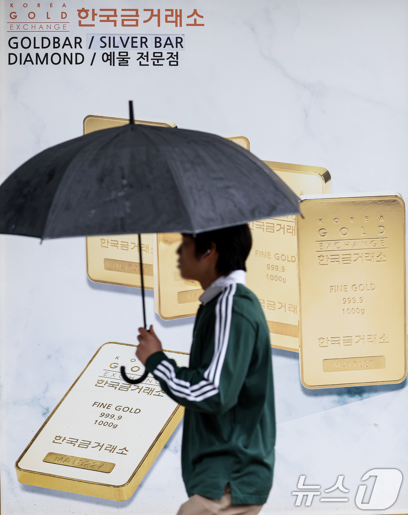 (서울=뉴스1) 이호윤 기자 = 금값 상승세가 이어진 가운데 10일 서울 종로구 한국금거래소 앞을 시민이 지나가고 있다. 2025.10.10/뉴스1