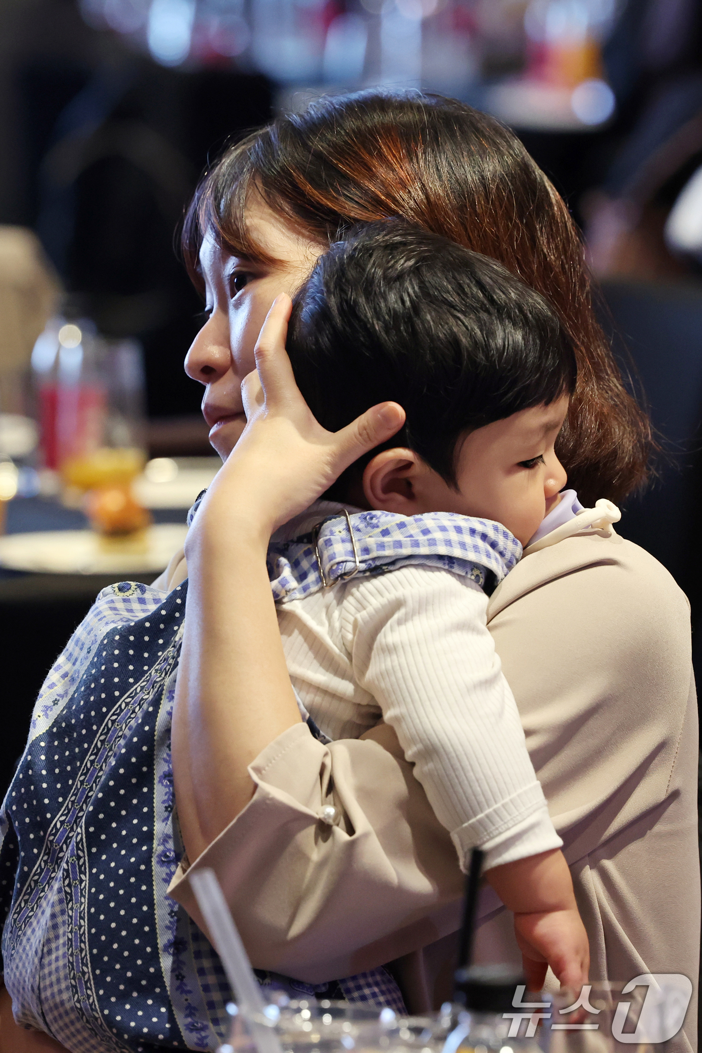 (서울=뉴스1) 황기선 기자 = 10일 오후 서울 영등포구 여의도 페어몬트 엠베서더 호텔에서 열린 '제20회 임산부의 날 기념행사'에서 임산부가 아이를 안고 있다. 2025.10. …