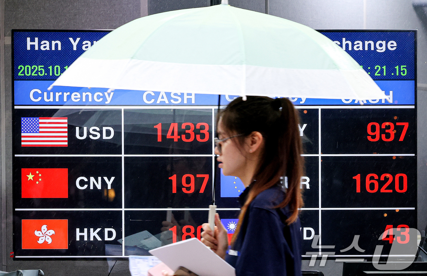 (서울=뉴스1) 이호윤 기자 = 원·달러 환율이 5개월여 만에 최고치로 상승하고 있는 10일 서울 중구 명동의 환전소에 환율 시세가 표시되고 있다. 2025.10.10/뉴스1