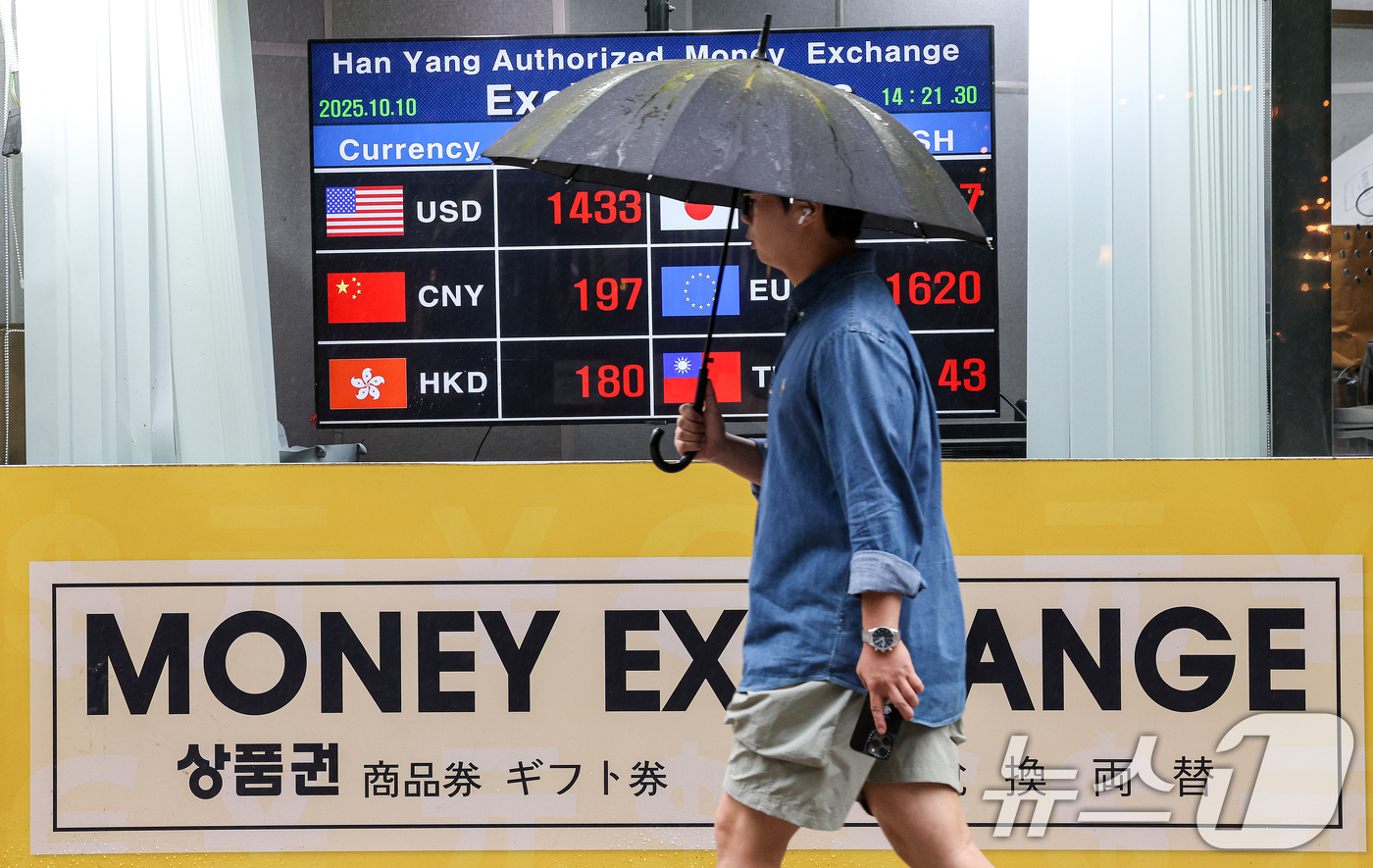 (서울=뉴스1) 이호윤 기자 = 원·달러 환율이 5개월여 만에 최고치로 상승하고 있는 10일 서울 중구 명동의 환전소에 환율 시세가 표시되고 있다. 2025.10.10/뉴스1