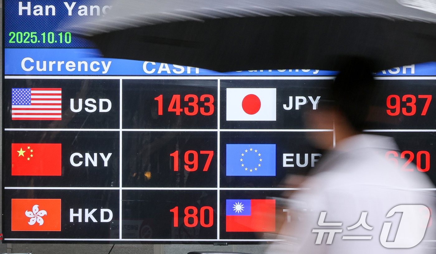 (서울=뉴스1) 이호윤 기자 = 원·달러 환율이 5개월여 만에 최고치로 상승하고 있는 10일 서울 중구 명동의 환전소에 환율 시세가 표시되고 있다. 2025.10.10/뉴스1