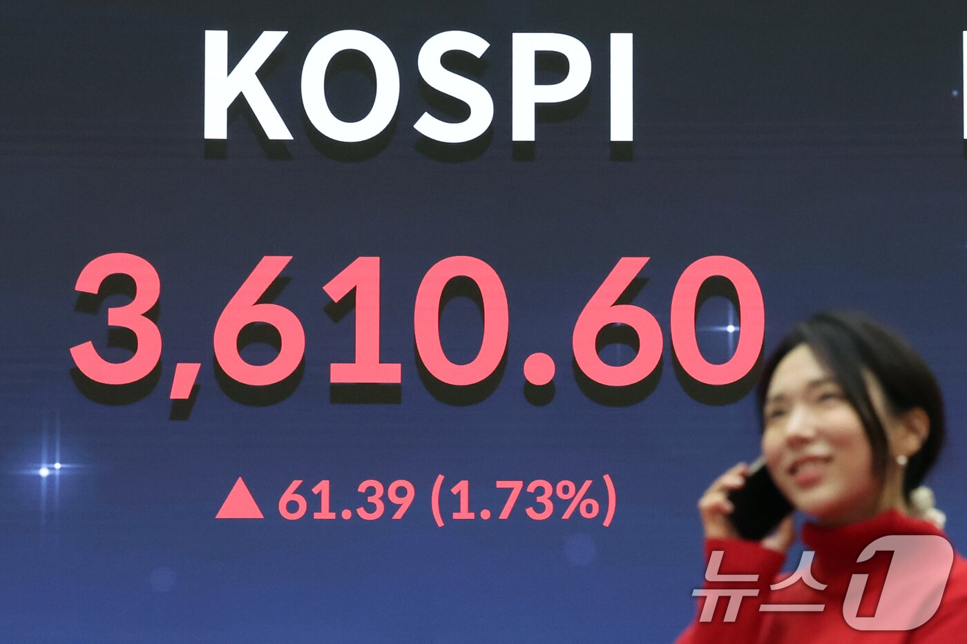 본문 이미지 - 코스피가 사상 처음으로 3610선으로 상승 마감한 10일 오후 서울 영등포구 여의도 한국거래소 전광판에 종가가 표시되고 있다. 이날 코스피는 전 거래일&#40;3549.21&#41;보다 61.39포인트&#40;1.73%&#41; 오른 3610.60, 코스닥 지수는 전 거래일&#40;854.25&#41;보다 5.24포인트&#40;0.61%&#41; 상승한 859.49에 마감했다. 2025.10.10/뉴스1 ⓒ News1 황기선 기자