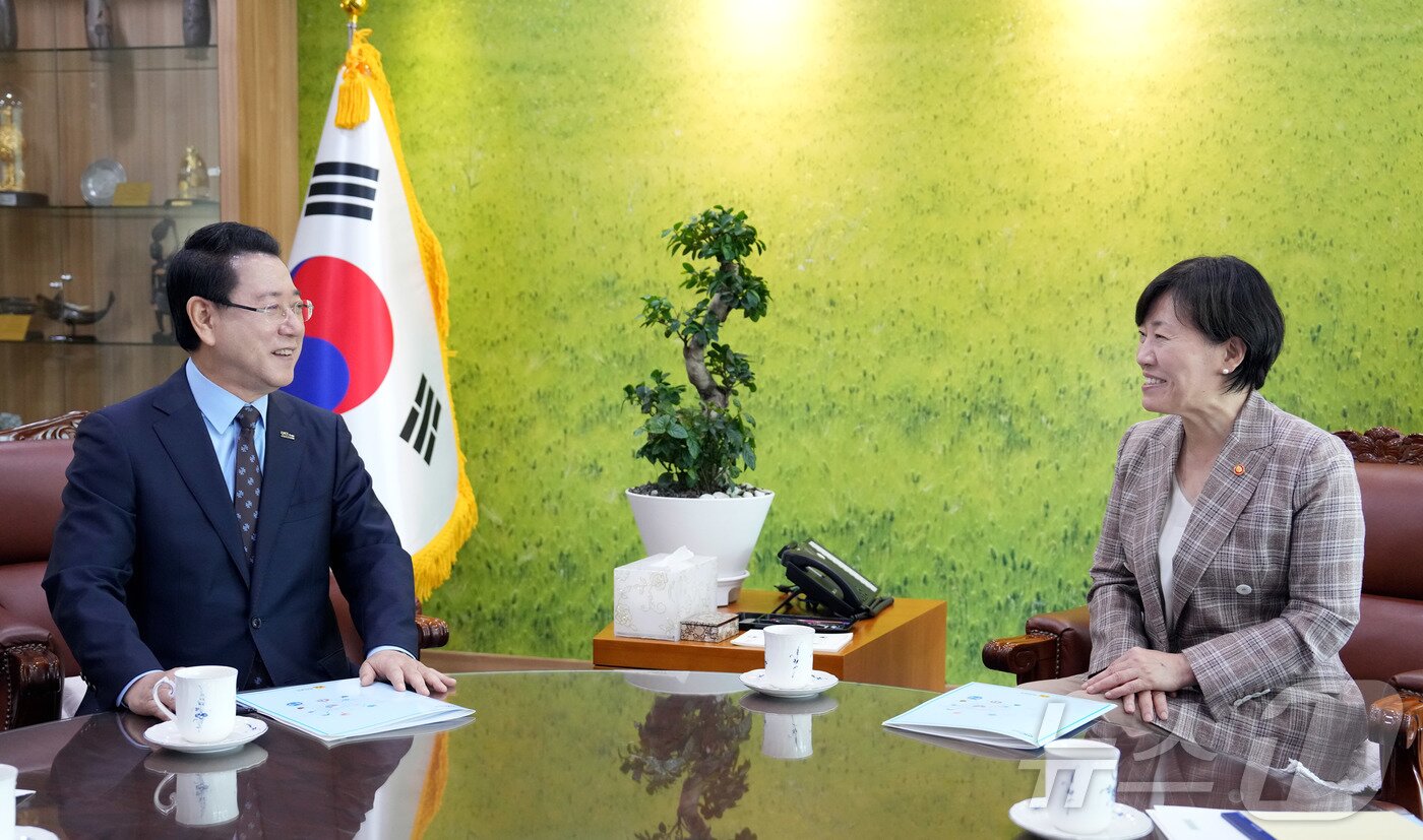 본문 이미지 - 김영록 전라남도지사가 10일 오후 정부 세종청사에서 송미령 농림축산식품부 장관과 면담을 갖고 전남 주요 현안 사업에 대해 건의를 하고 있다. &#40;전남도 제공. 재판매 및 DB금지&#41; 2025.10.10/뉴스1