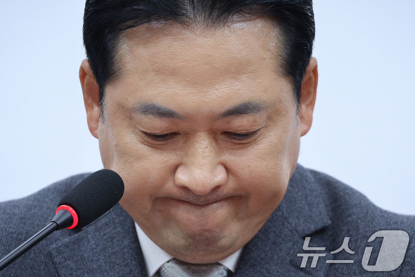 (서울=뉴스1) 신웅수 기자 = 장동혁 국민의힘 대표가 10일 서울 여의도 국회에서 김건희 여사 관련 의혹을 수사 중인 민중기 특검 강압수사 관련 기자간담회를 하고 있다. 2025 …