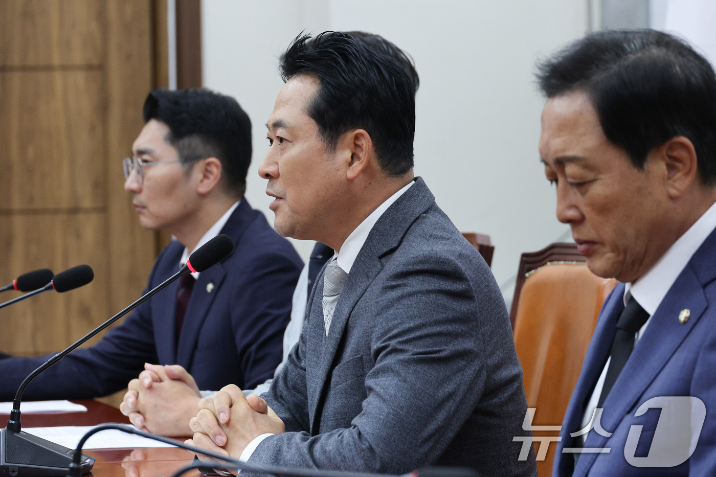 (서울=뉴스1) 신웅수 기자 = 장동혁 국민의힘 대표가 10일 서울 여의도 국회에서 김건희 여사 관련 의혹을 수사 중인 민중기 특검 강압수사 관련 기자간담회를 하고 있다. 2025 …