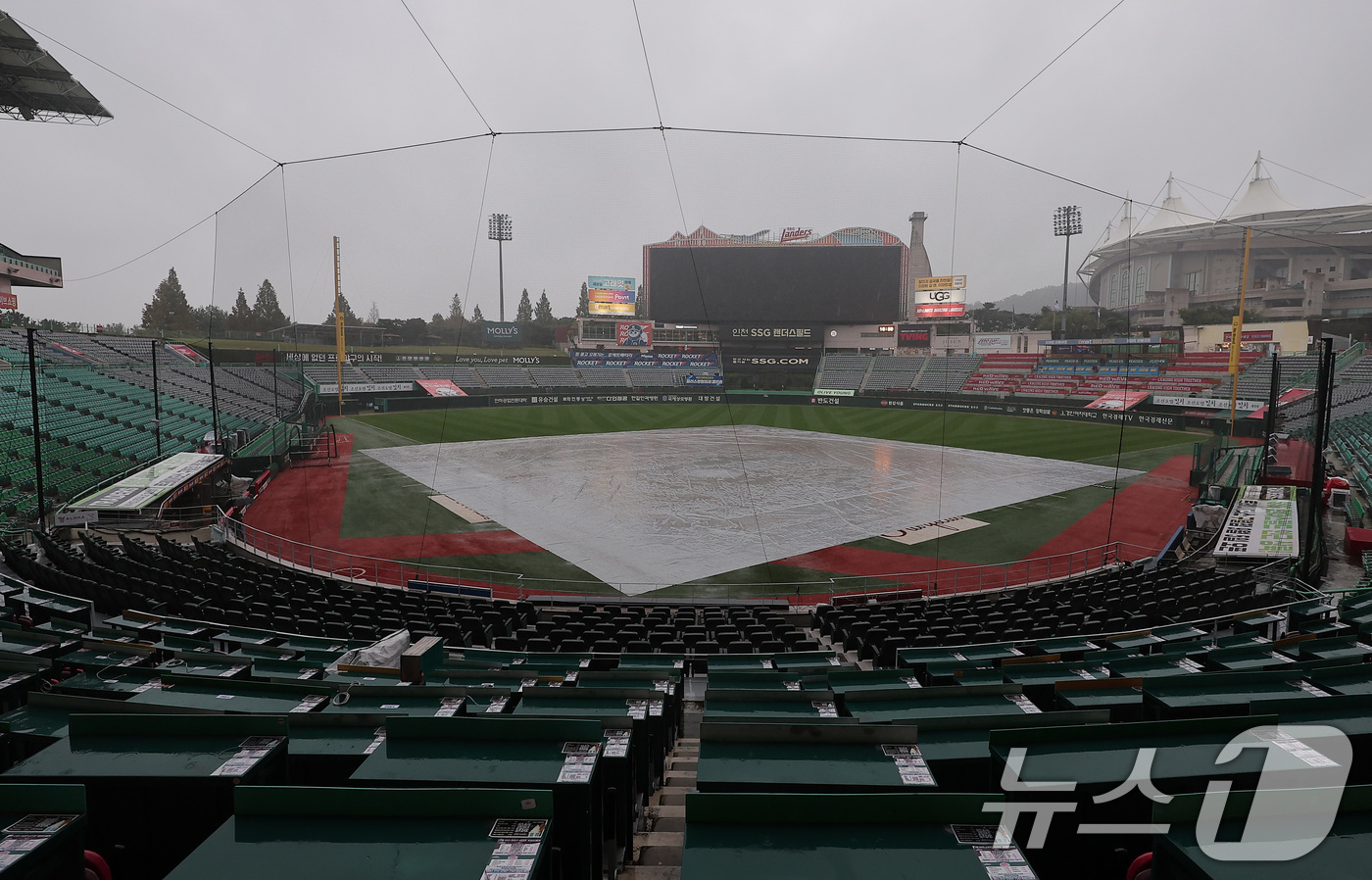 (인천=뉴스1) 김성진 기자 = 10일 오후 인천 SSG 랜더스필드에서 열릴 프로야구 2025 신한 SOL뱅크 KBO 준플레이오프 2차전 삼성 라이온즈와 SSG 랜더스의 경기가 우 …